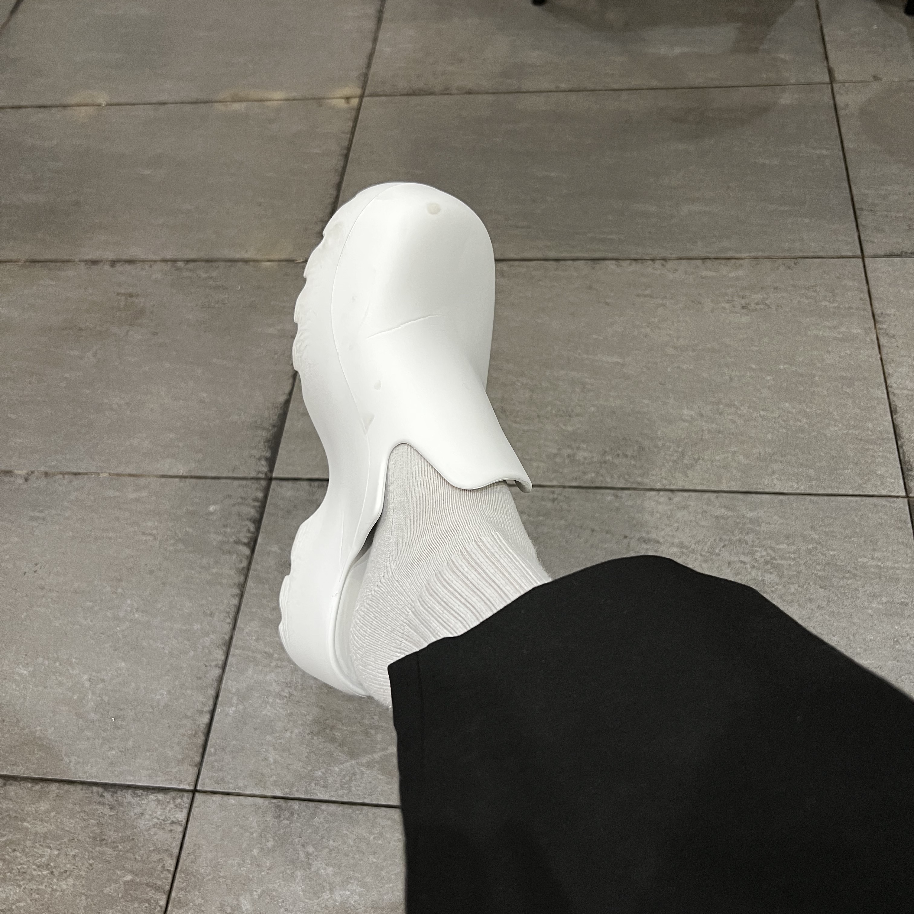 Bottega Veneta Rubber Flash Clog Chalk 착용 스타일
