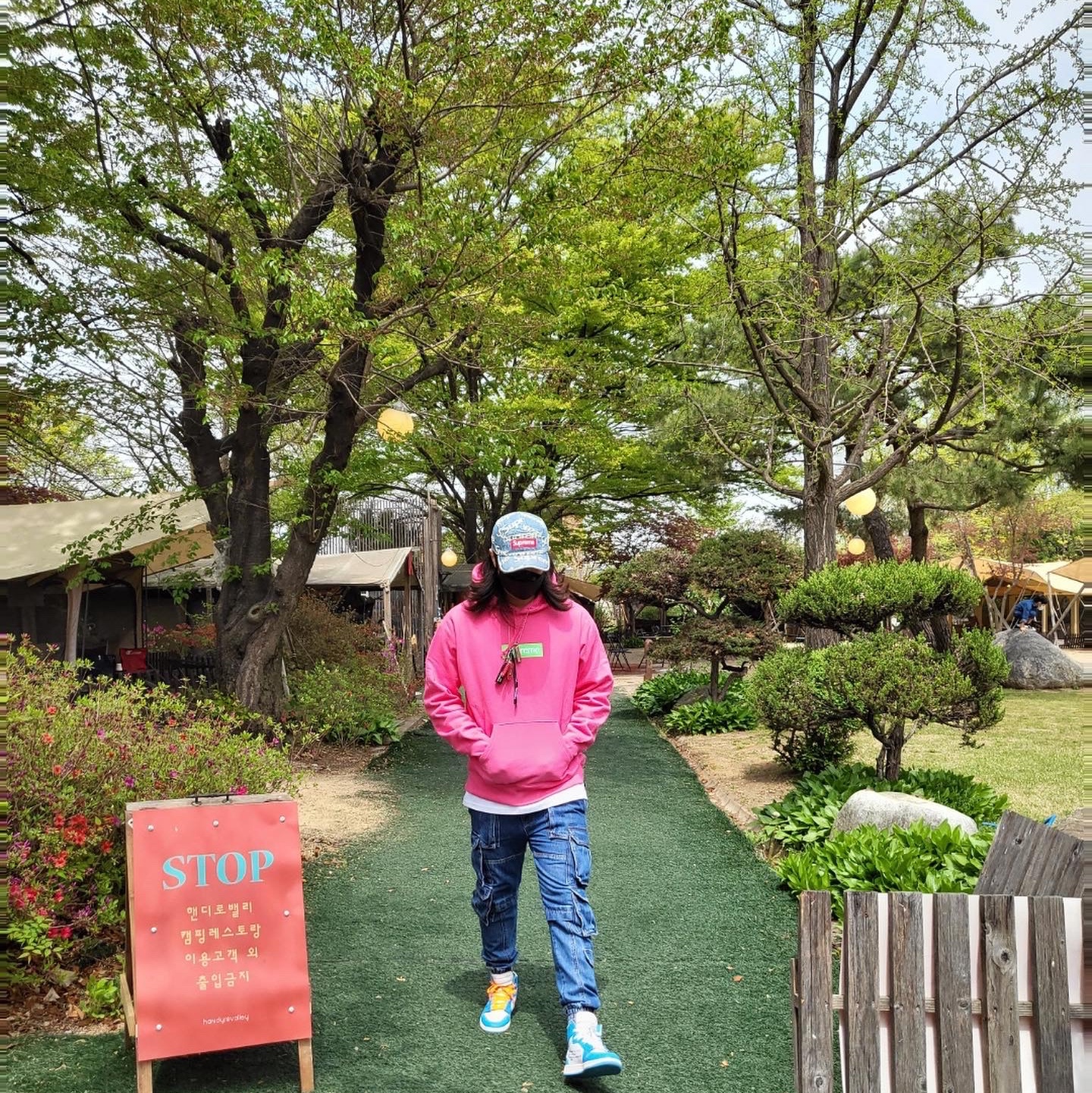 Supreme Box Logo Hooded Sweatshirt Magenta - 17FW, Supreme Frayed Logos Denim Camp Cap Blue - 21SS 착용 스타일 - 4