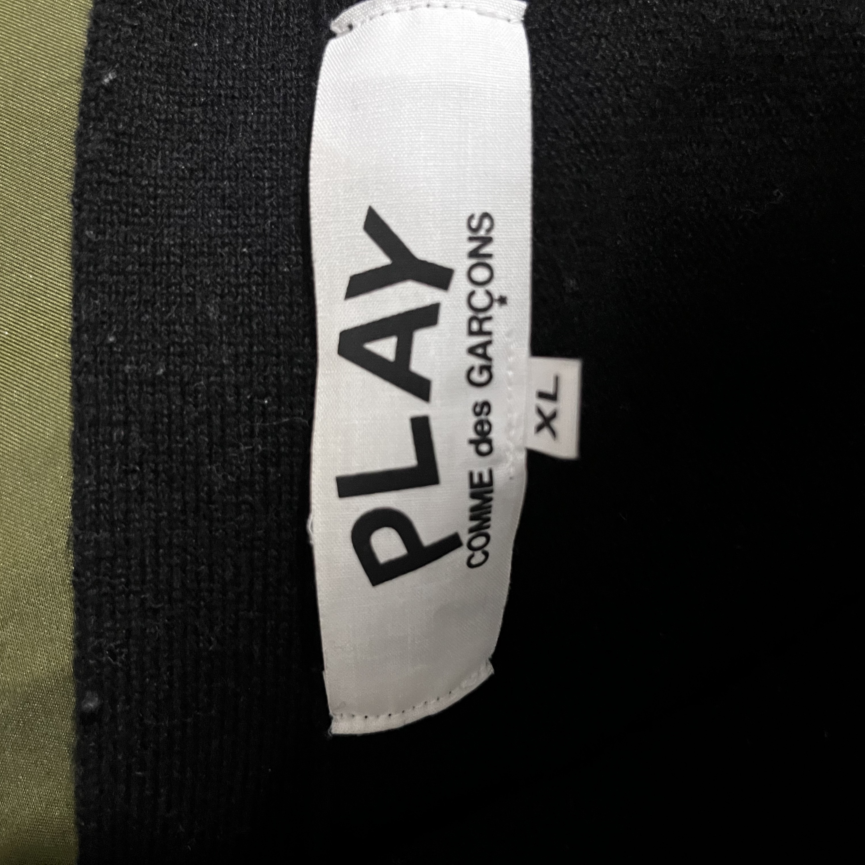 Play Comme des Garcons Mini Red Heart Knit Cardigan Black 착용 스타일 - 1