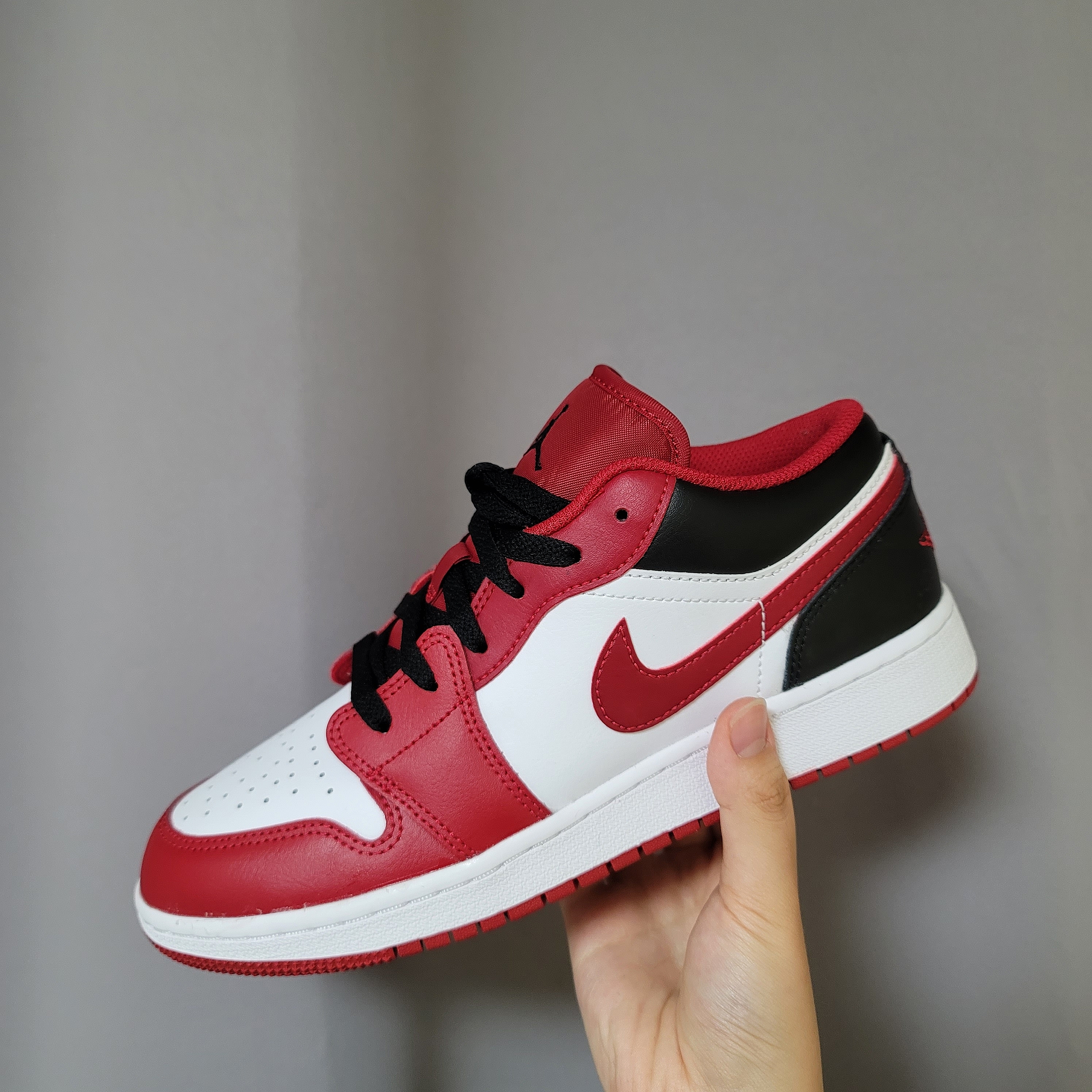 (GS) Jordan 1 Low White Gym Red Black 착용 스타일 - 3