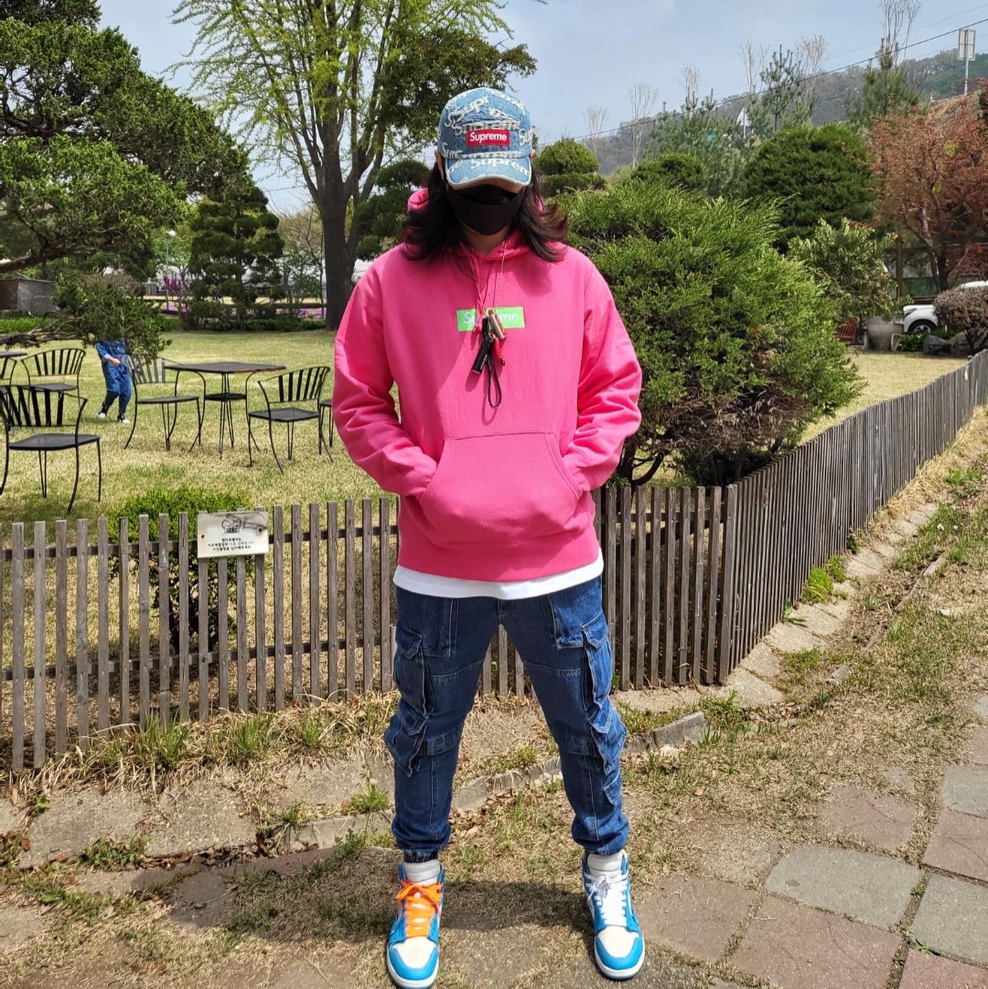 Supreme Box Logo Hooded Sweatshirt Magenta - 17FW, Supreme Frayed Logos Denim Camp Cap Blue - 21SS 착용 스타일 - 2