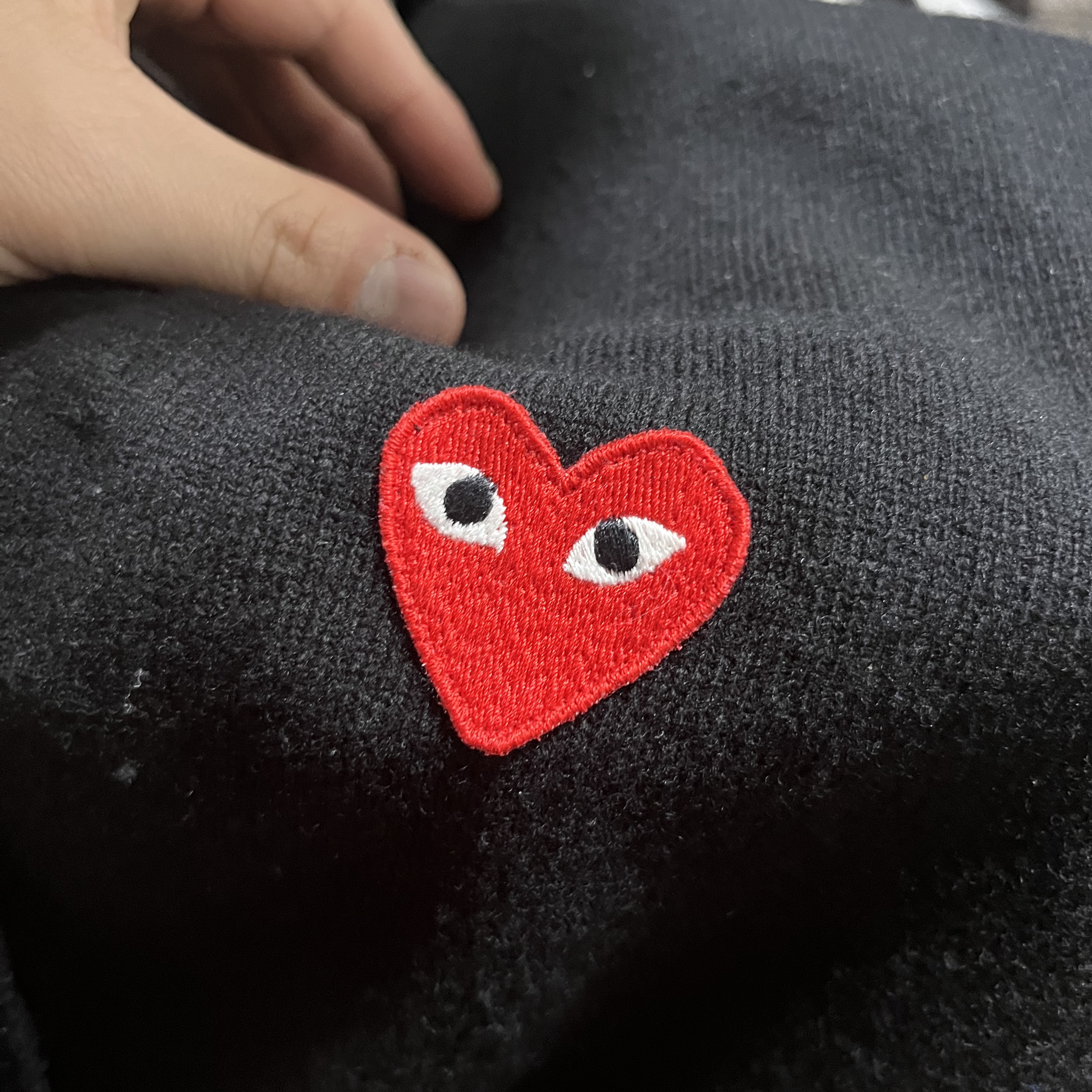 Play Comme des Garcons Mini Red Heart Knit Cardigan Black 착용 스타일 - 4
