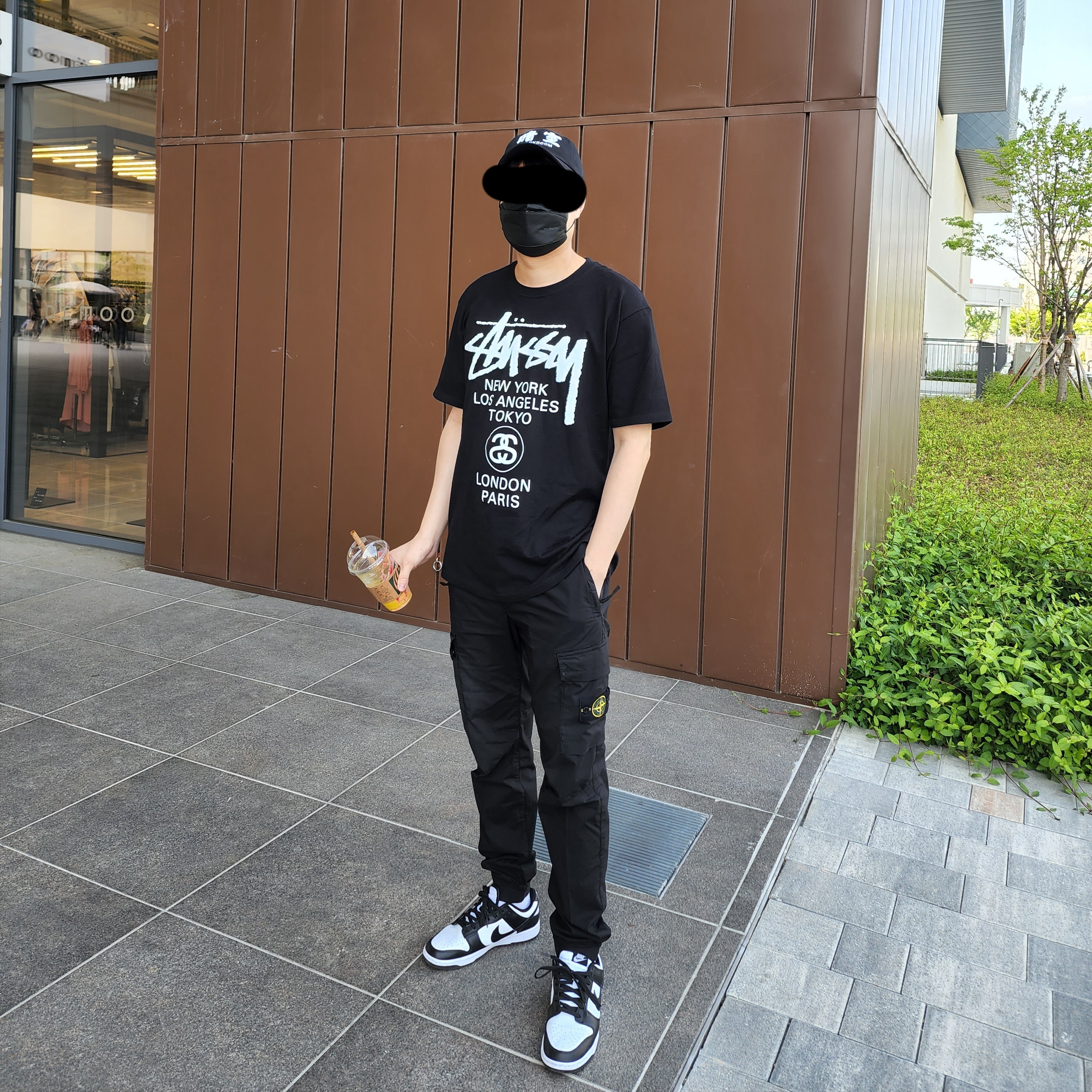 Darkr8m Studio White Logo Cap, Stussy World Tour T-Shirt Black 착용 스타일