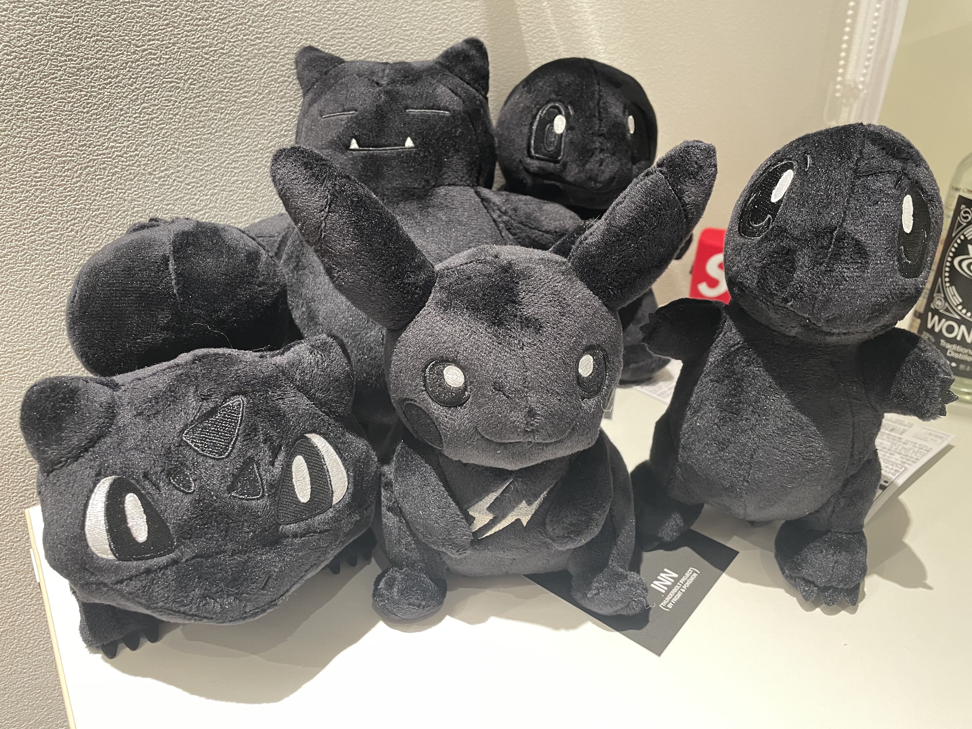 Fragment x Pokemon INN Thunderbolt Project TBP Plush Pikachu M Black, Fragment x Pokemon INN Thunderbolt Project TBP Plush Fushigidane M Black 착용 스타일