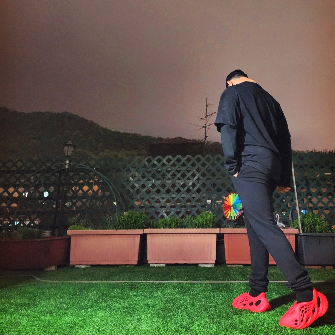 Adidas Yeezy Foam RNNR Vermilion 착용 스타일 - 2