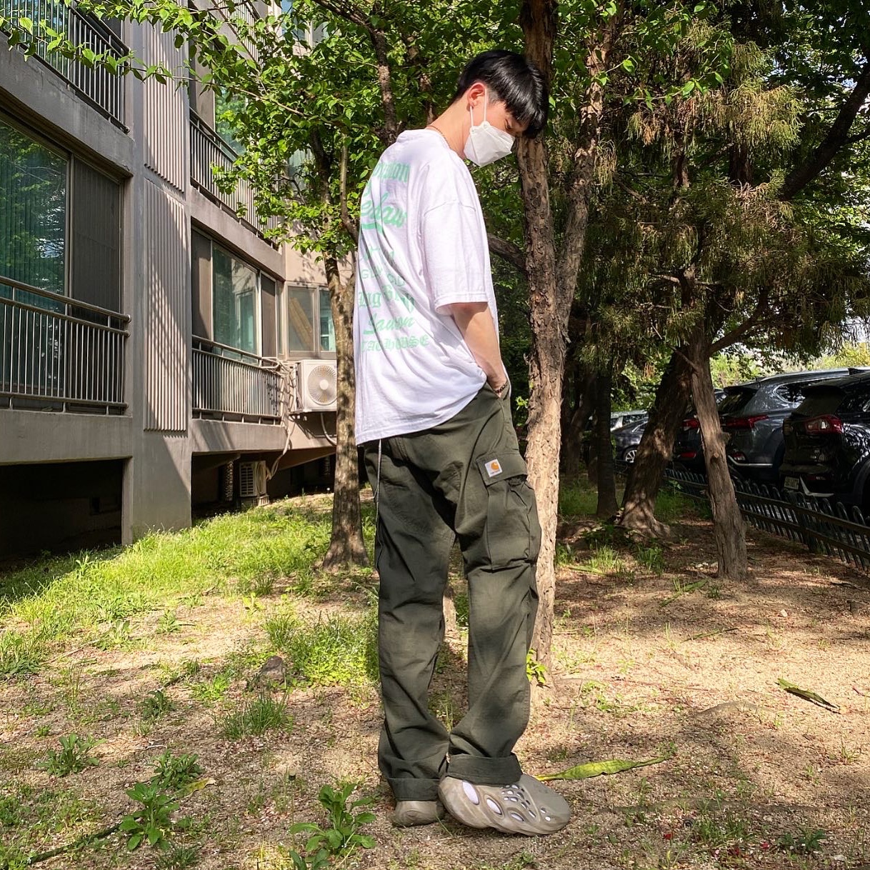 Adidas Yeezy Foam RNNR Stone Sage 착용 스타일 - 2