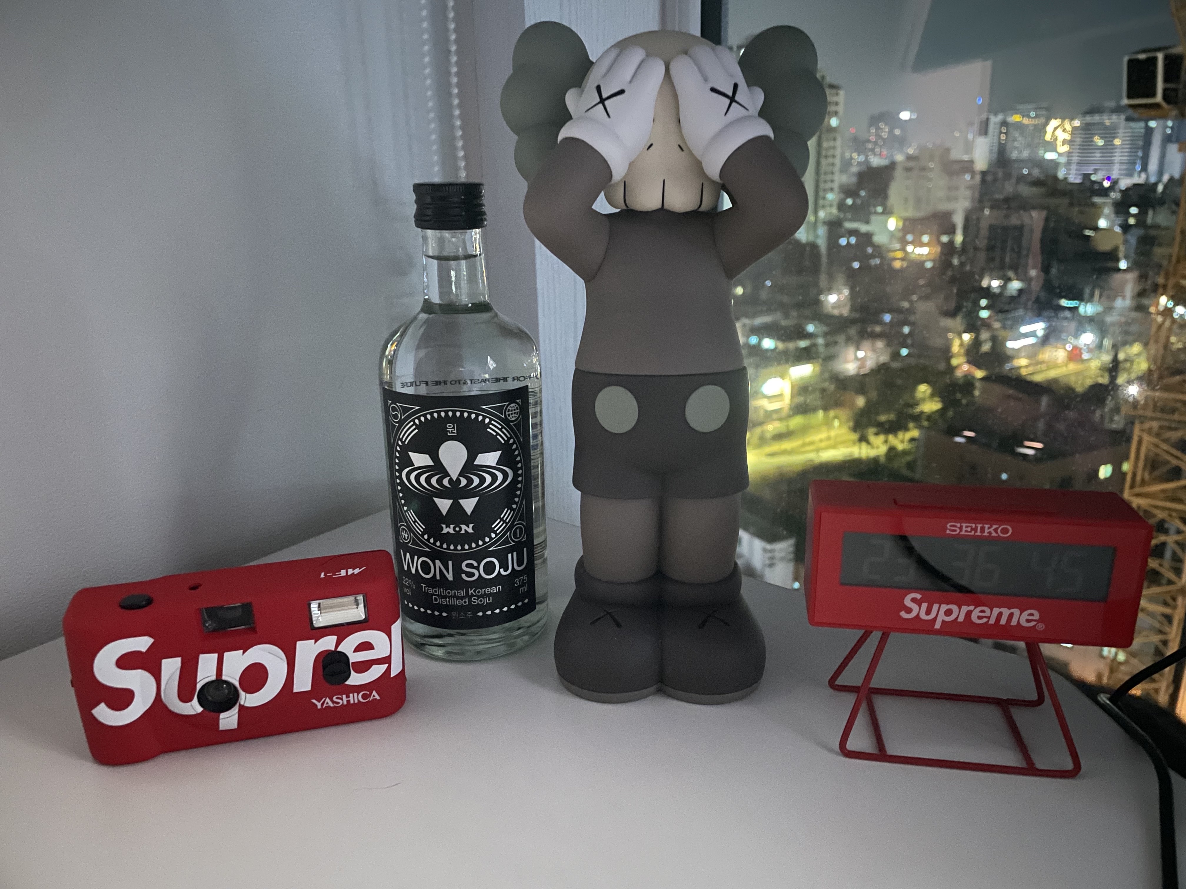 Kaws Holiday UK Vinyl Figure Brown, Supreme Yashica MF-1 Camera Red - 21SS 착용 스타일