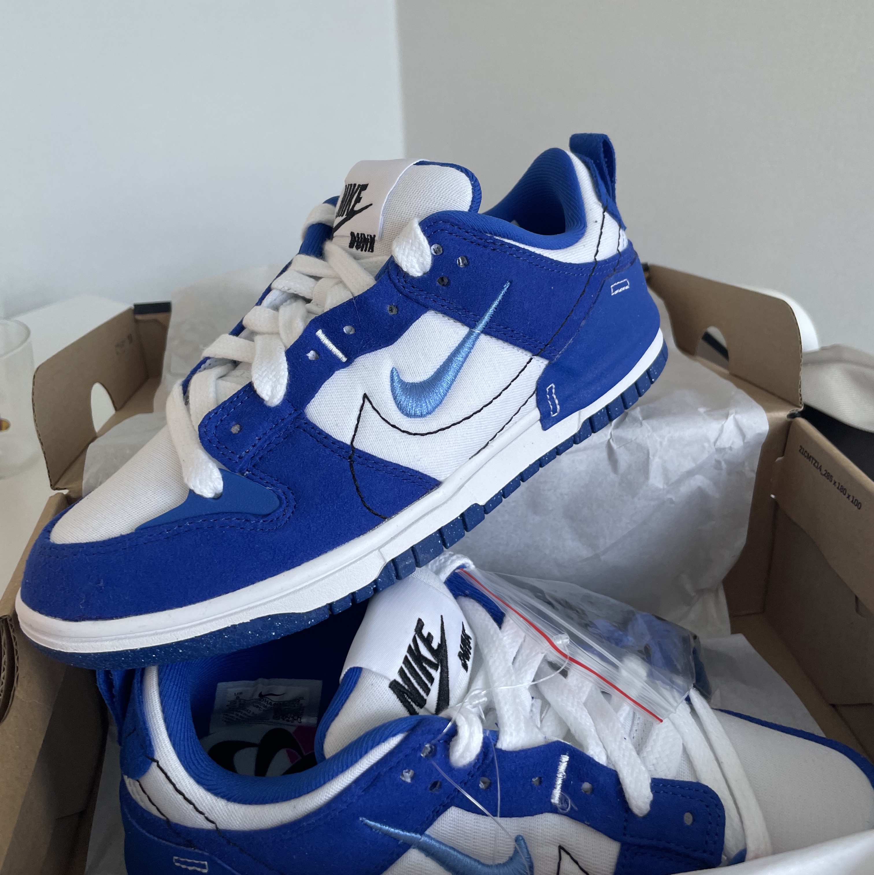 (W) Nike Dunk Low Disrupt 2 White and University Blue 착용 스타일 - 1