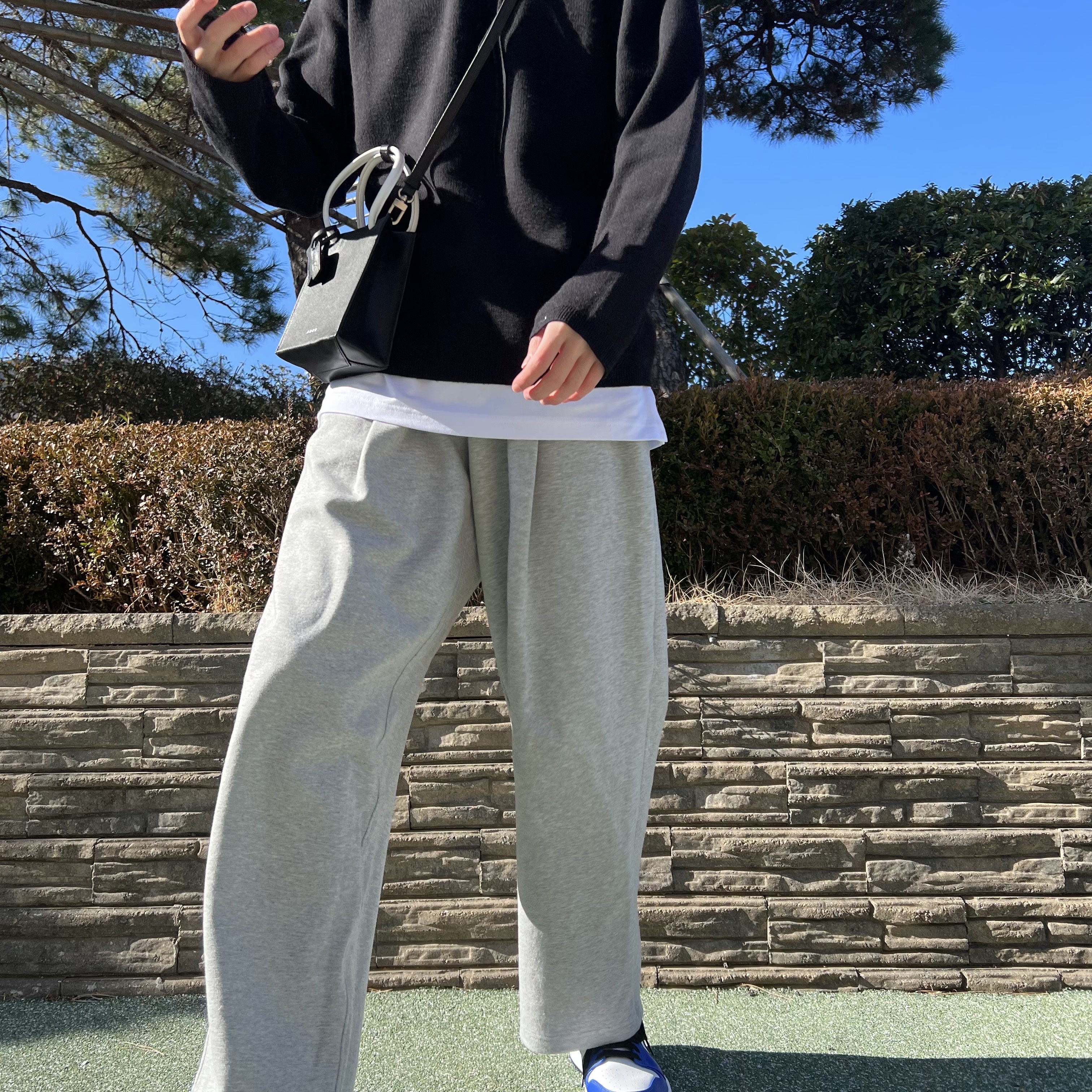 Jordan 1 Low Hyper Royal, Ader Error Small Blue Bag Noir 착용 스타일 - 2
