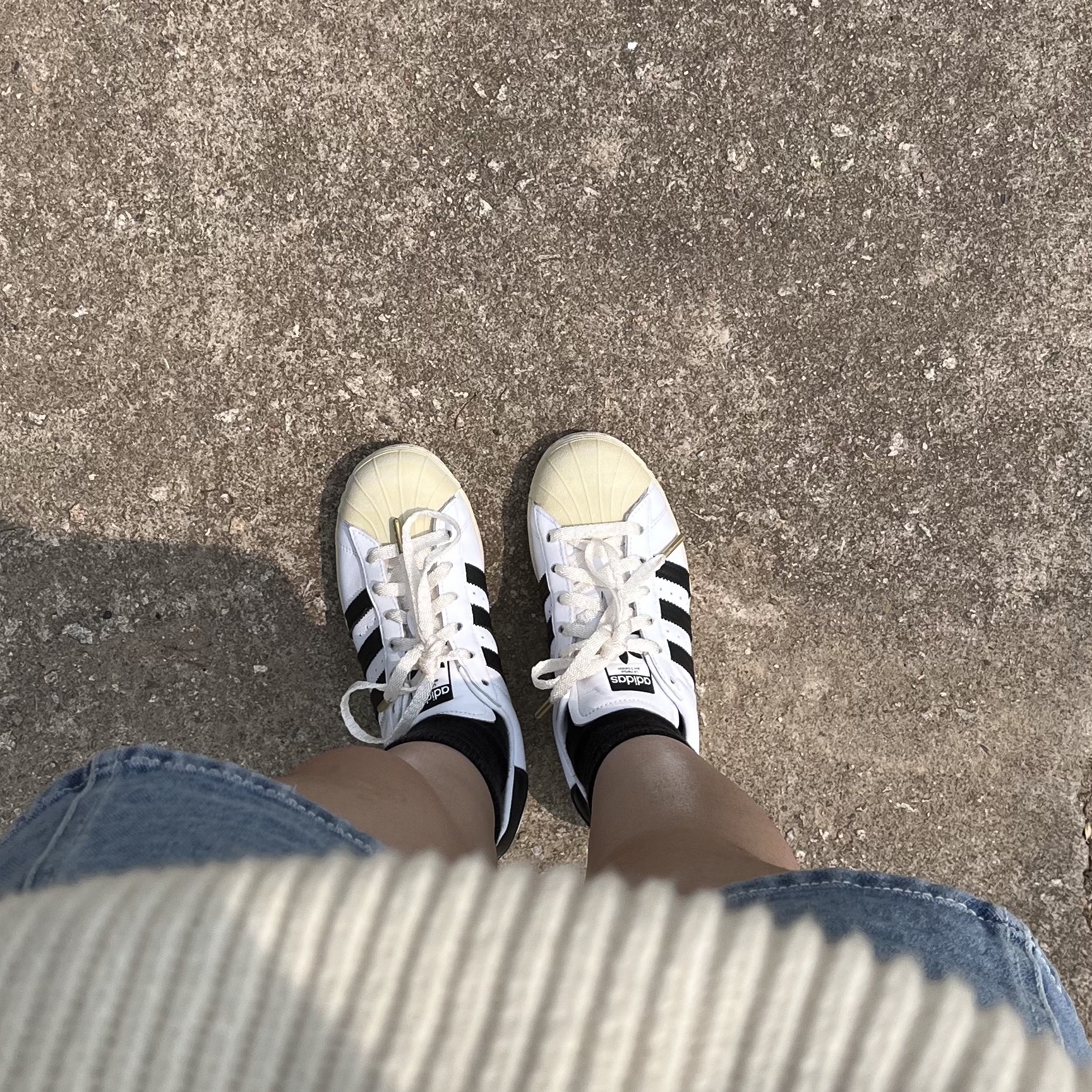 Adidas Superstar Premium White Black 착용 스타일