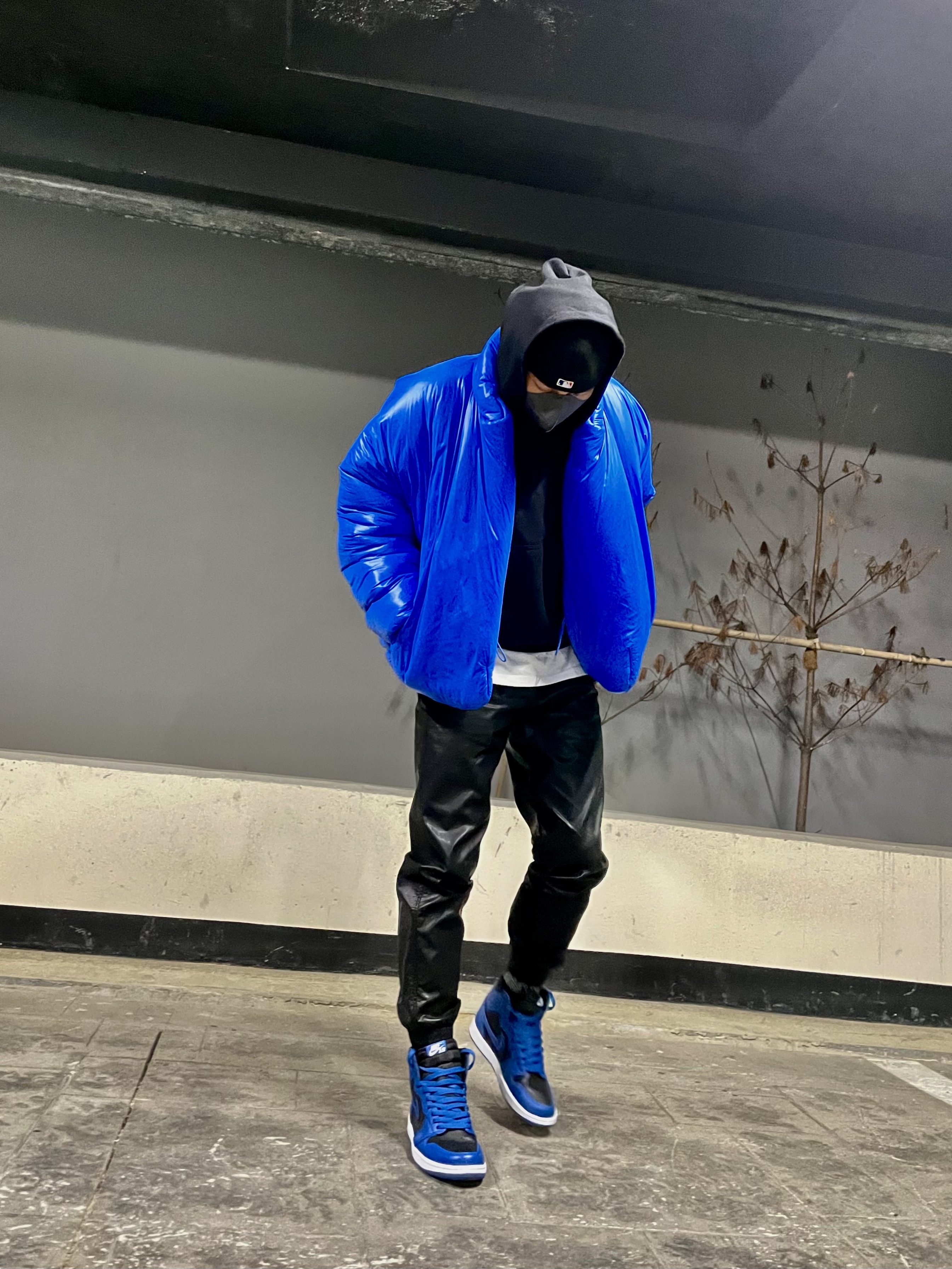 Yeezy Gap Round Jacket Blue, Jordan 1 Retro High OG Dark Marina Blue 착용 스타일 - 1