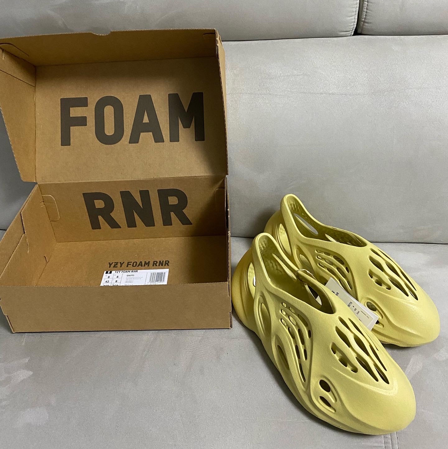 Adidas Yeezy Foam RNNR Sulfur 착용 스타일 - 1