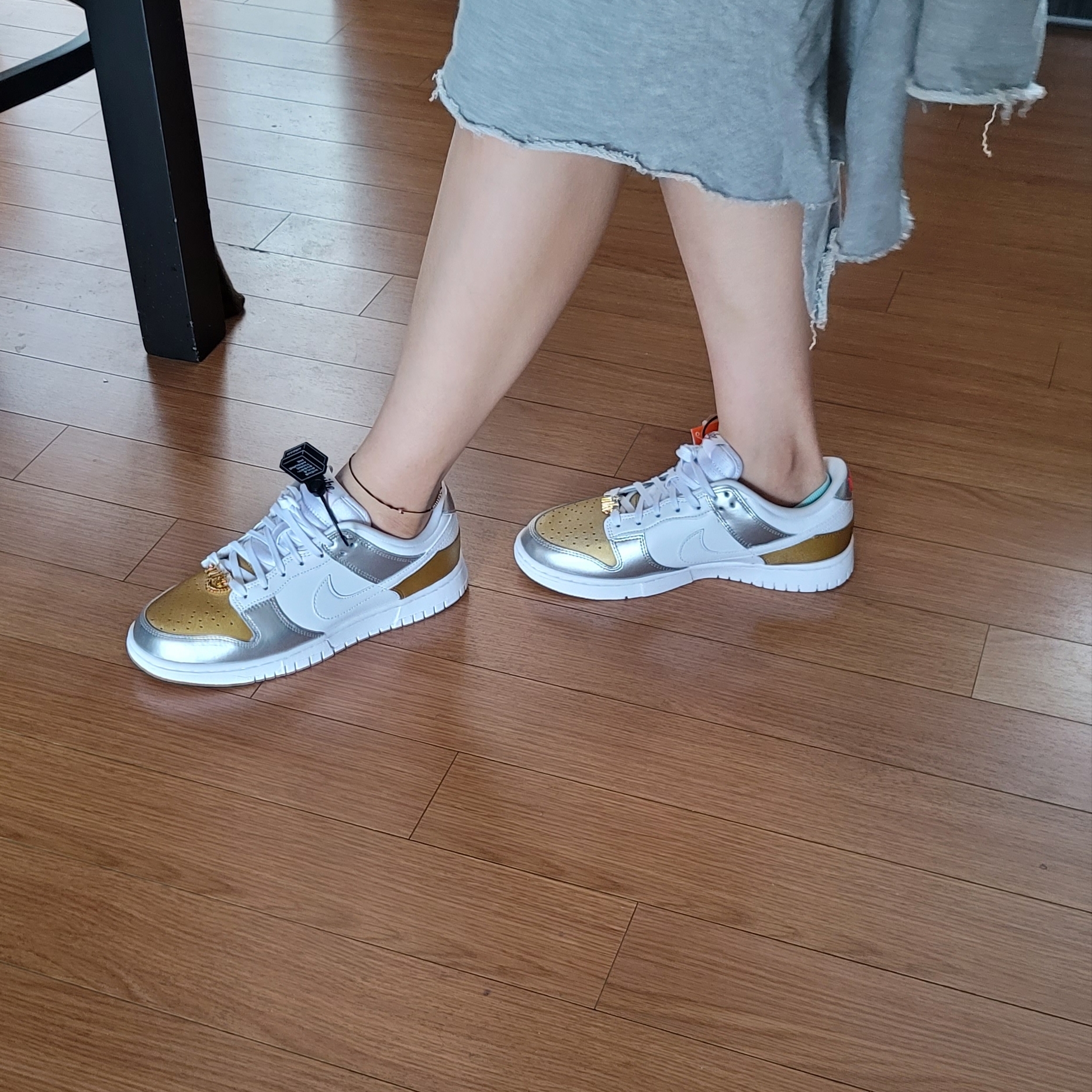 (W) Nike Dunk Low SE Heirloom, Nike Dunk Low Retro SE Barber Shop Grey 착용 스타일 - 1