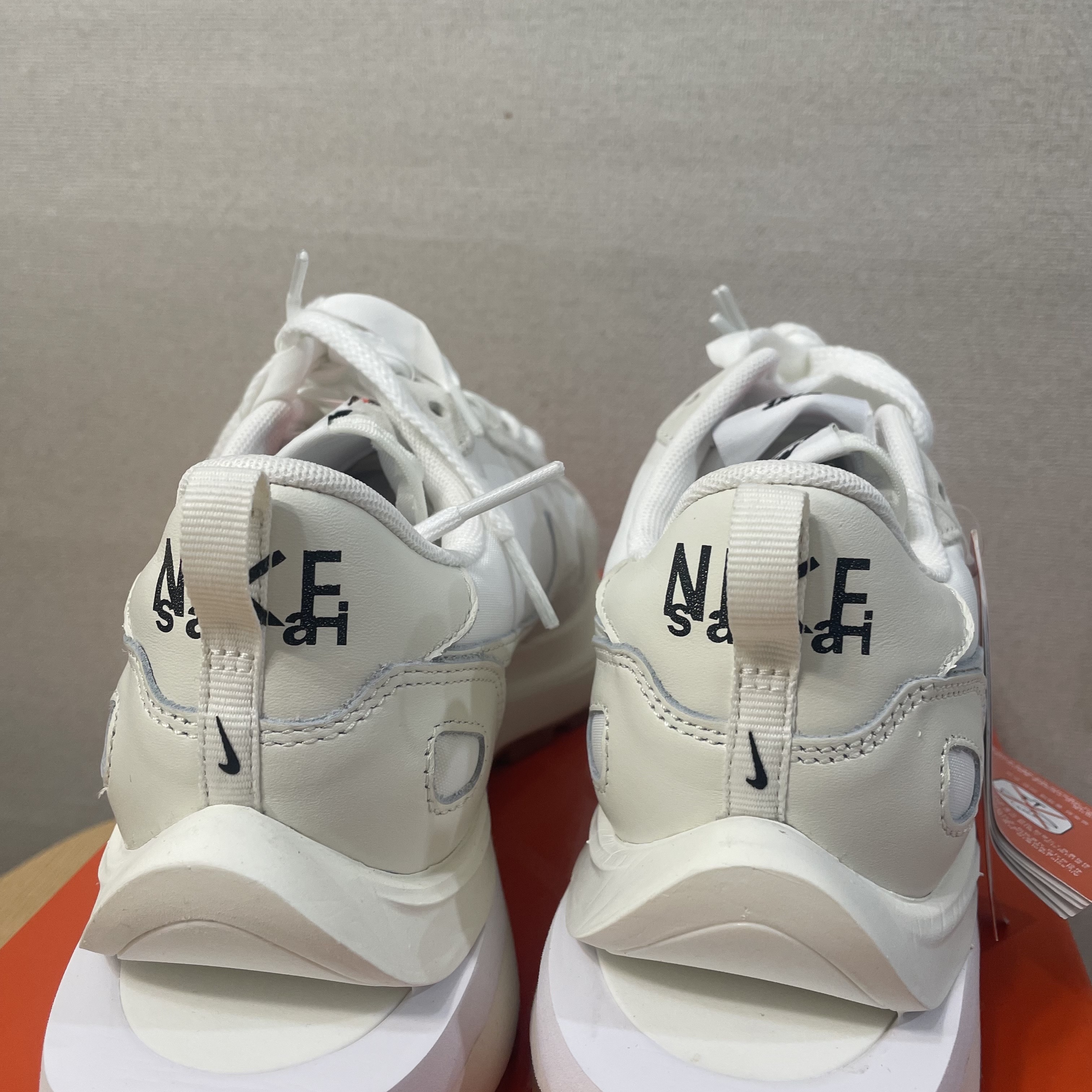 Nike x Sacai VaporWaffle White and Gum 착용 스타일 - 4