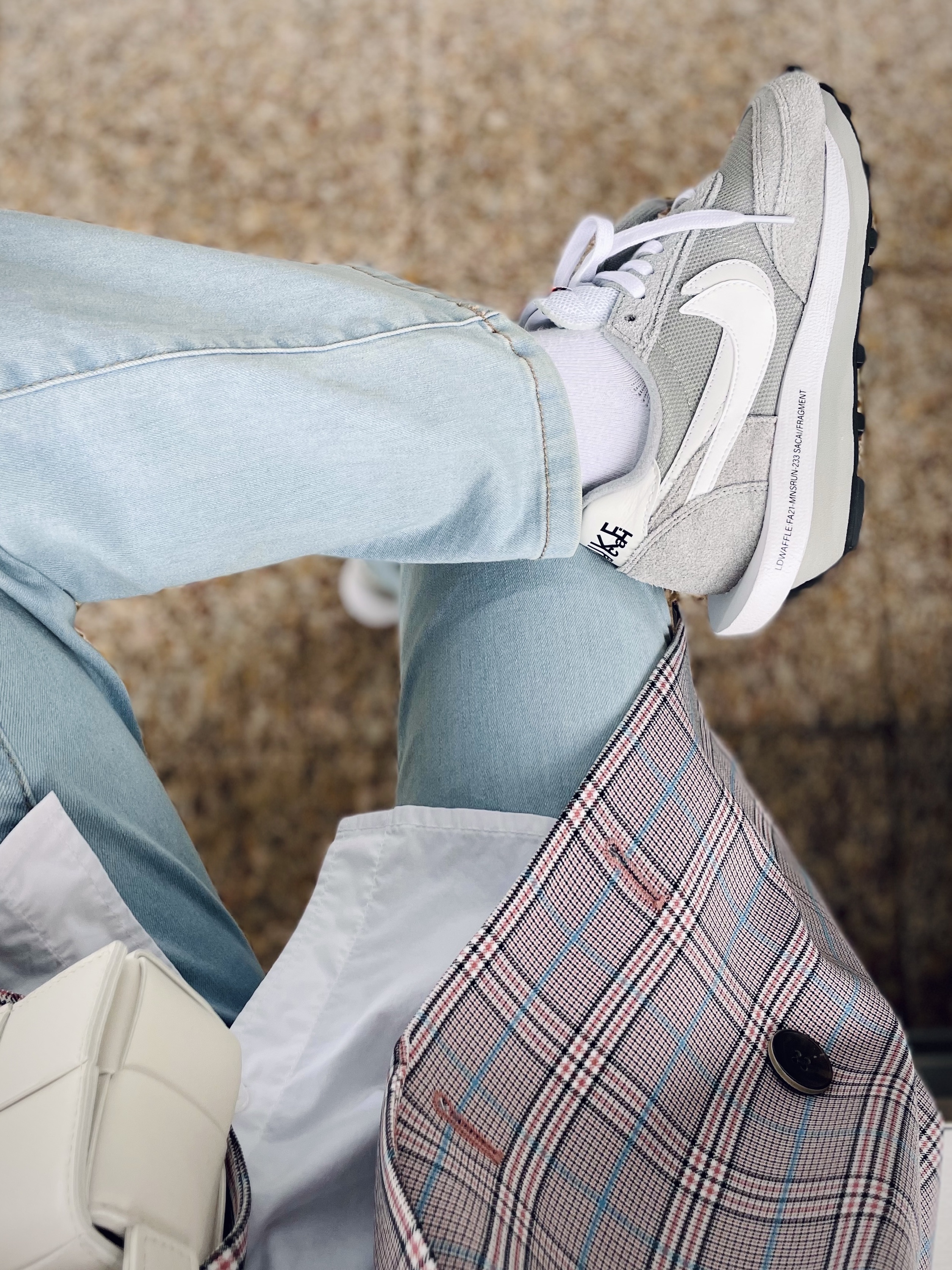 Nike x Sacai x Fragment LDWaffle Light Smoke Grey, Bottega Veneta Mini Leather Cassette White 착용 스타일