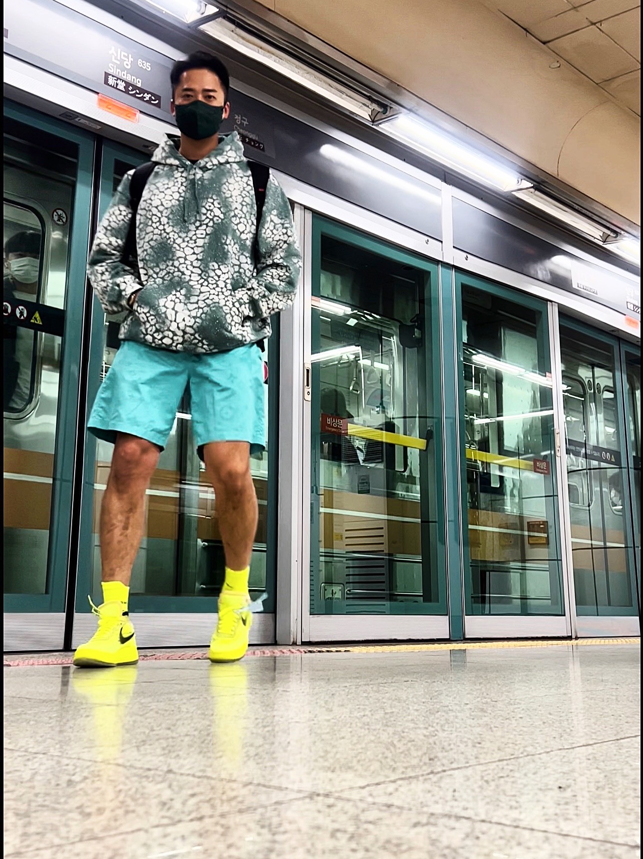 Supreme Bleached Leopard Hooded Sweatshirt Black - 21FW, Supreme Waxed Cotton Camp Cap Green - 21FW 착용 스타일 - 2