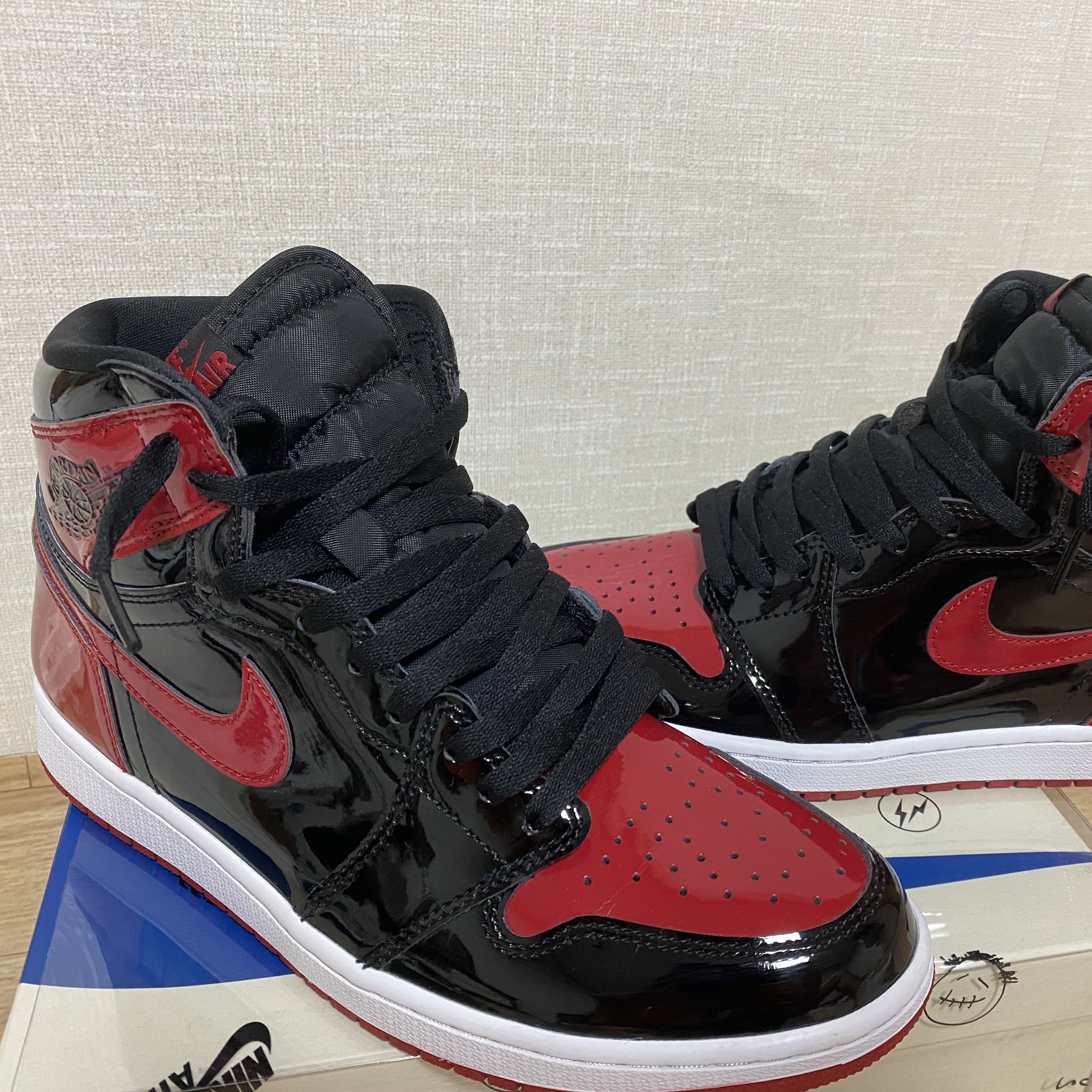 Jordan 1 Retro High OG Patent Bred 착용 스타일 - 3