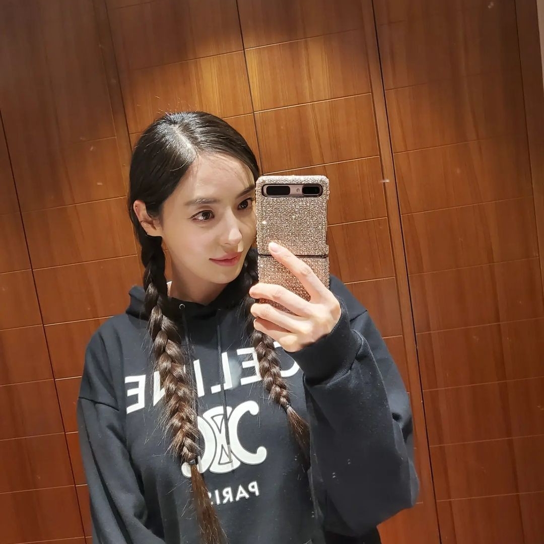 (W) Celine Loose Sweatshirt with Hood and Celine Paris Triomphe Print in Cotton Fleece Black White 착용 스타일 - 1