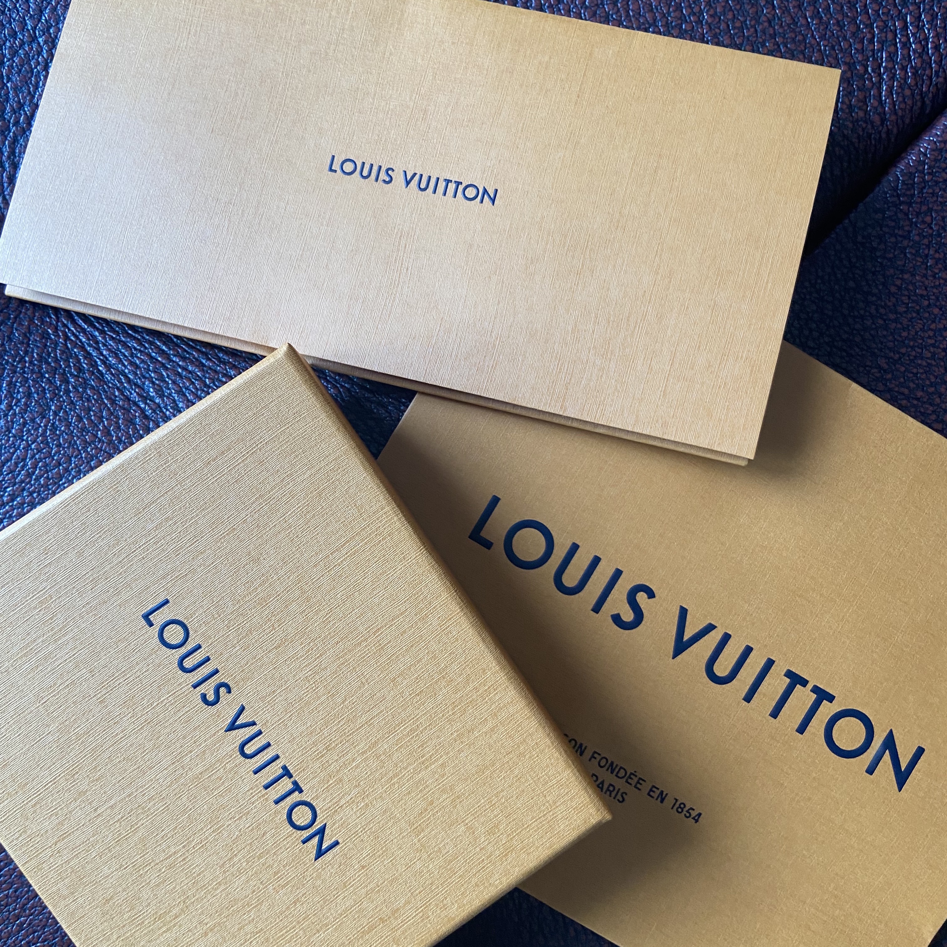 Louis Vuitton Business Card Holder Monogram Embossed Leather Black 착용 스타일