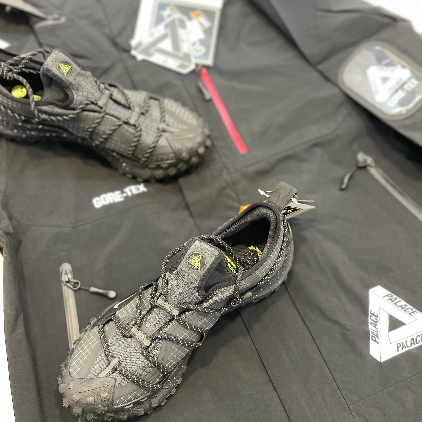 Nike ACG Mountain Fly Low Gore-Tex SE Dark Smoke Grey, Palace Gore-Tex S-Tech Jacket Black - 22SS 착용 스타일