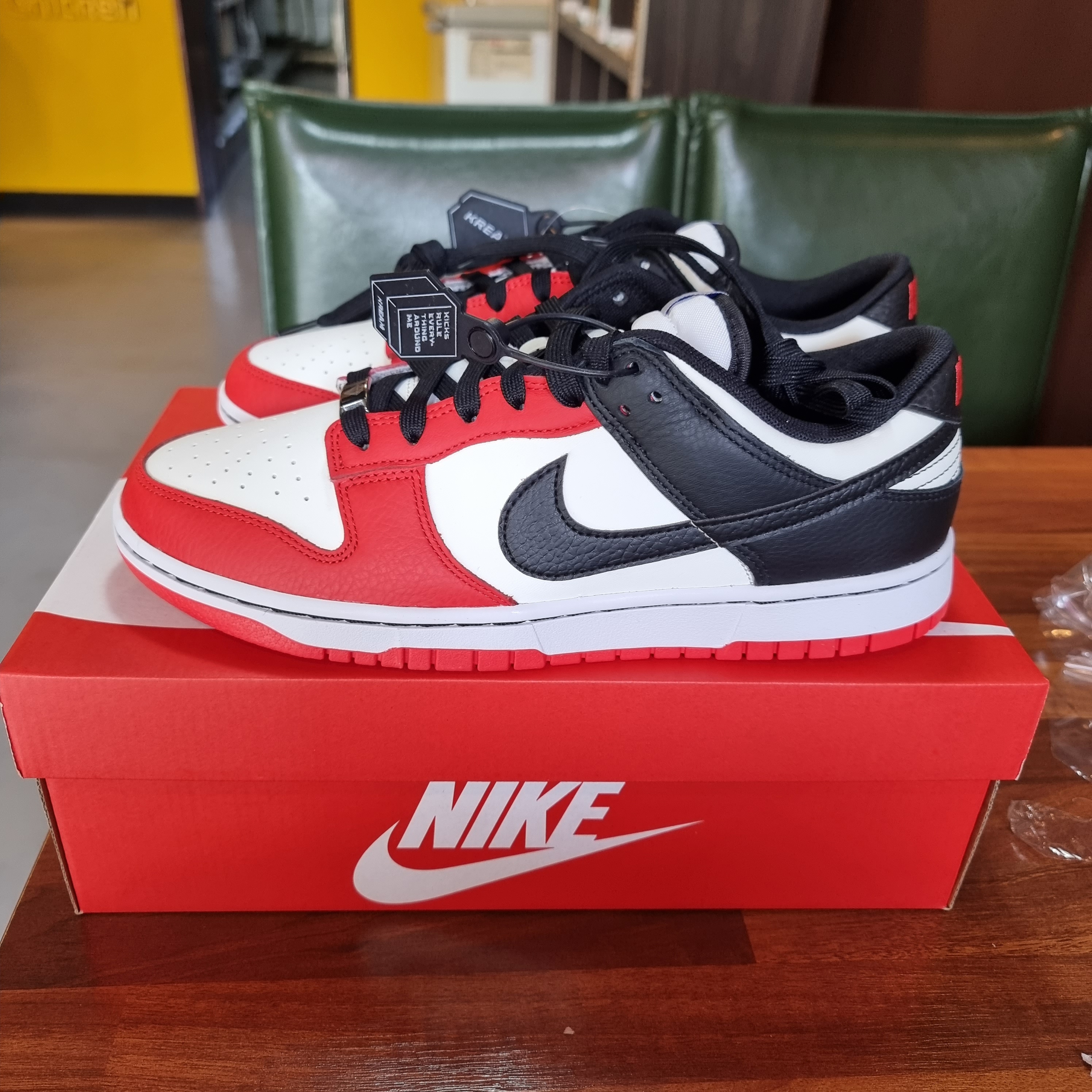 Nike x NBA Dunk Low Retro EMB Black and Chile Red 착용 스타일 - 1