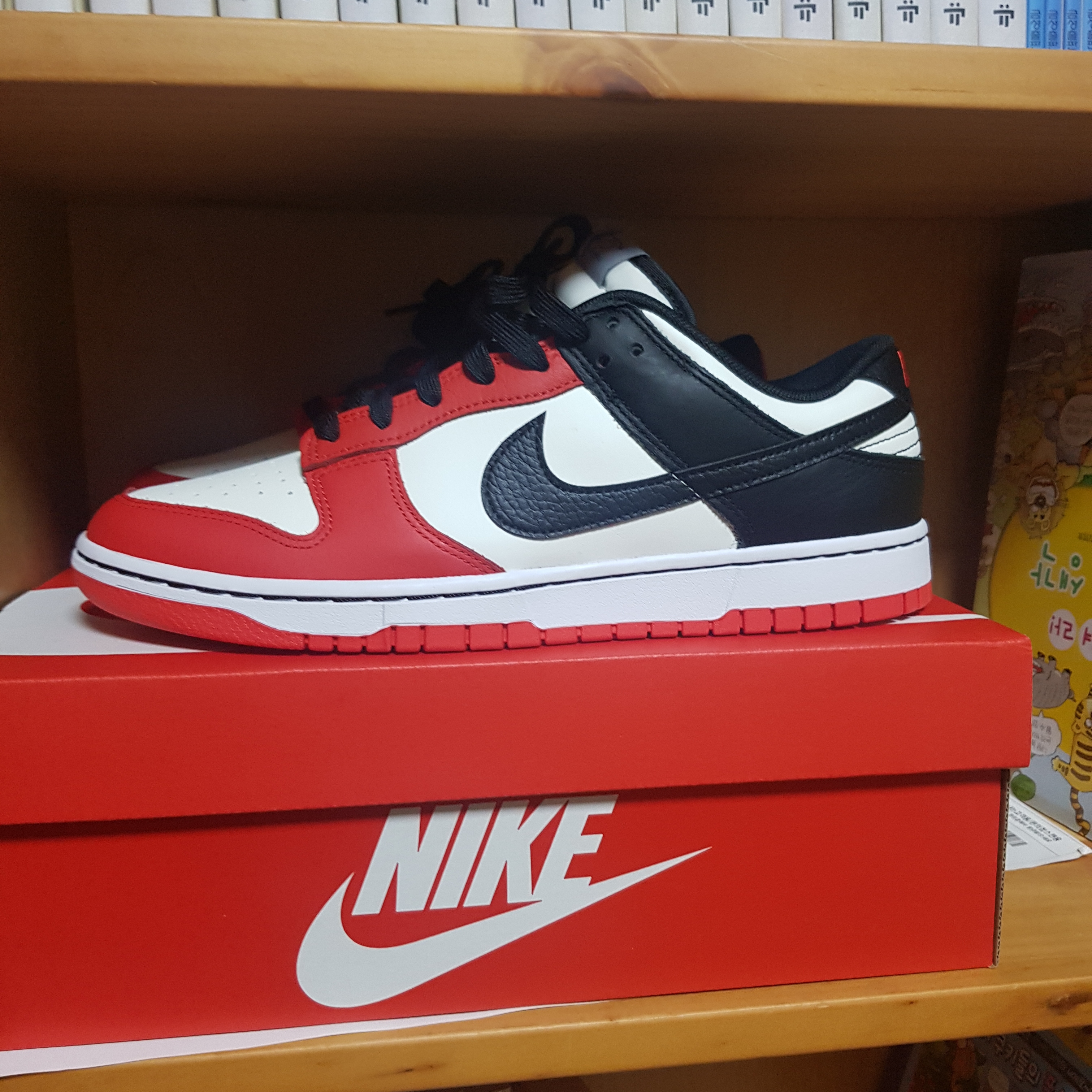 Nike x NBA Dunk Low Retro EMB Black and Chile Red 착용 스타일