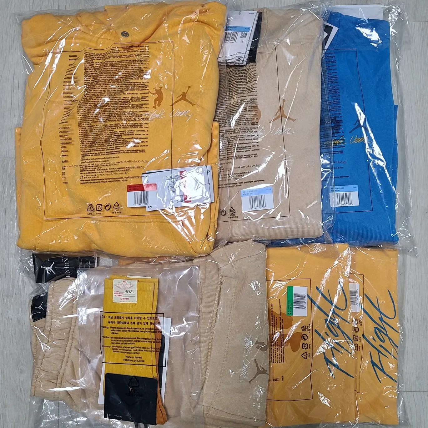 Jordan x Union Fleece Shorts White Onyx - Asia, Jordan x Union Graphic T-Shirt Sport Gold - Asia 착용 스타일