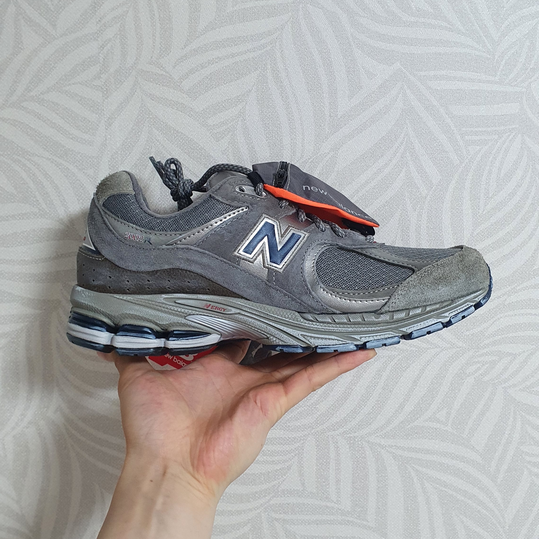 New Balance 2002R Premium Vintage Grey 착용 스타일 - 2