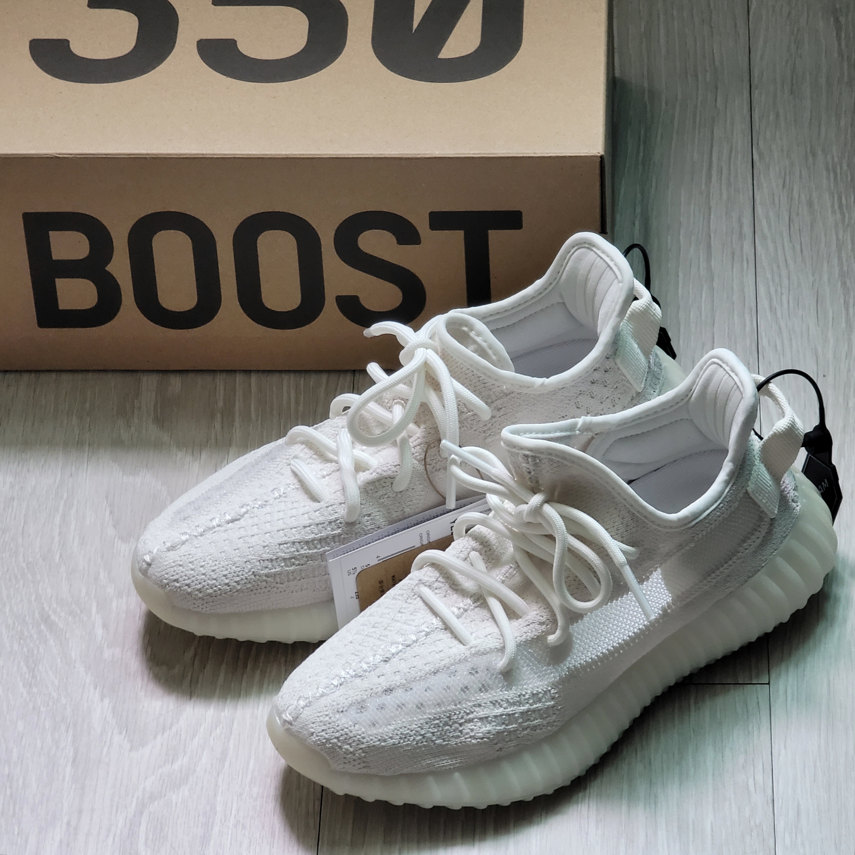 Adidas Yeezy Boost 350 V2 Bone 착용 스타일 - 1