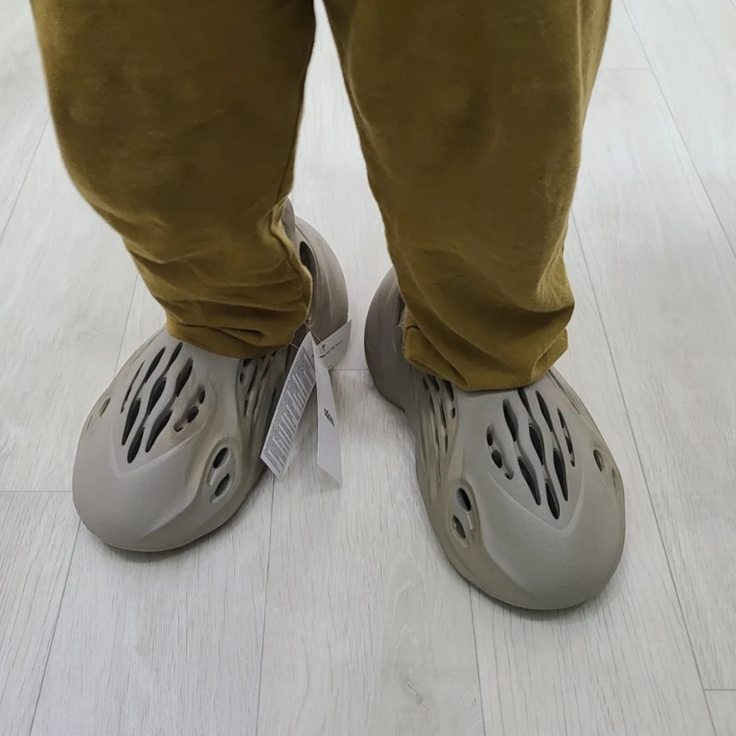 Adidas Yeezy Foam RNNR Stone Sage 착용 스타일 - 3