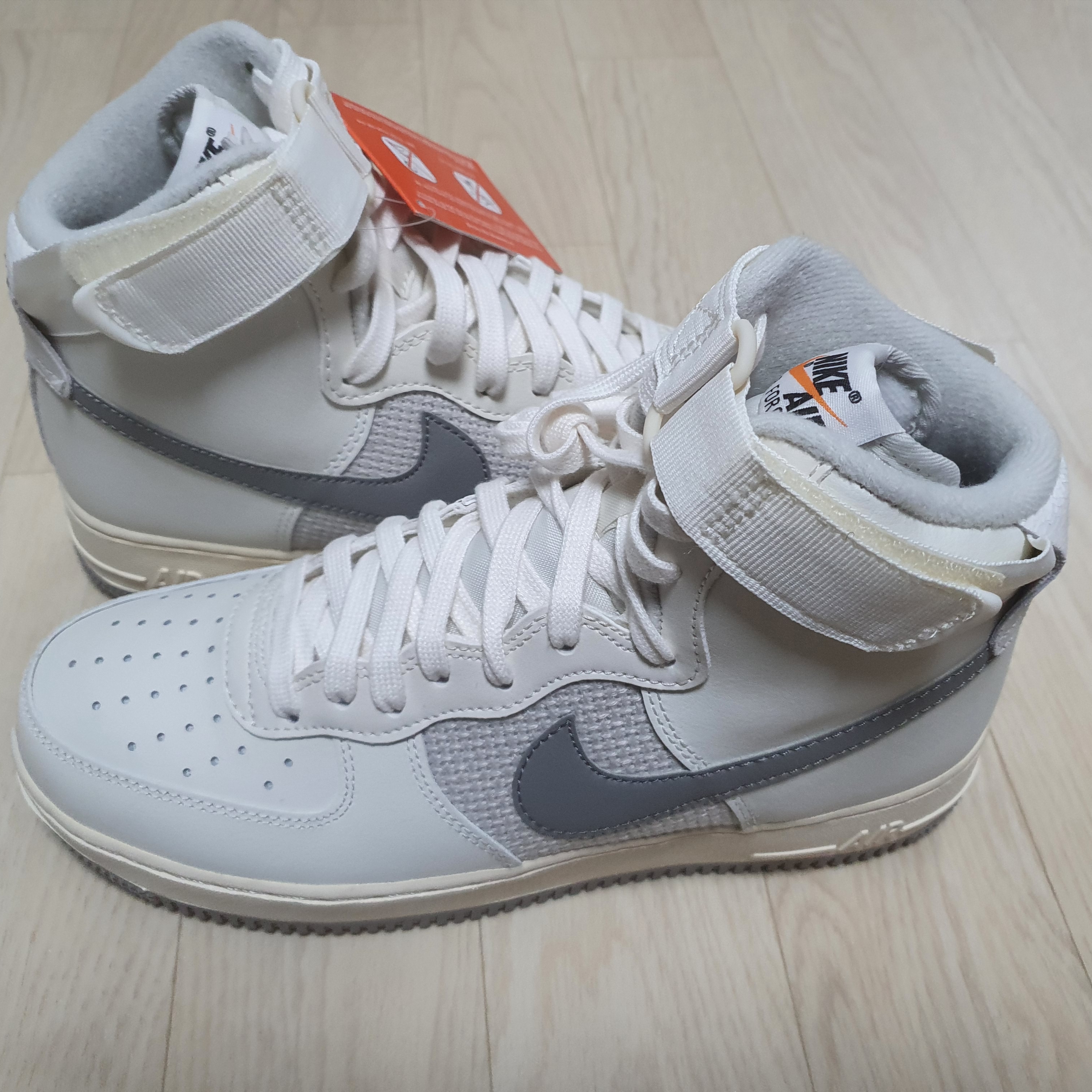 Nike Air Force 1 High '07 LV8 Sail and Medium Grey 착용 스타일