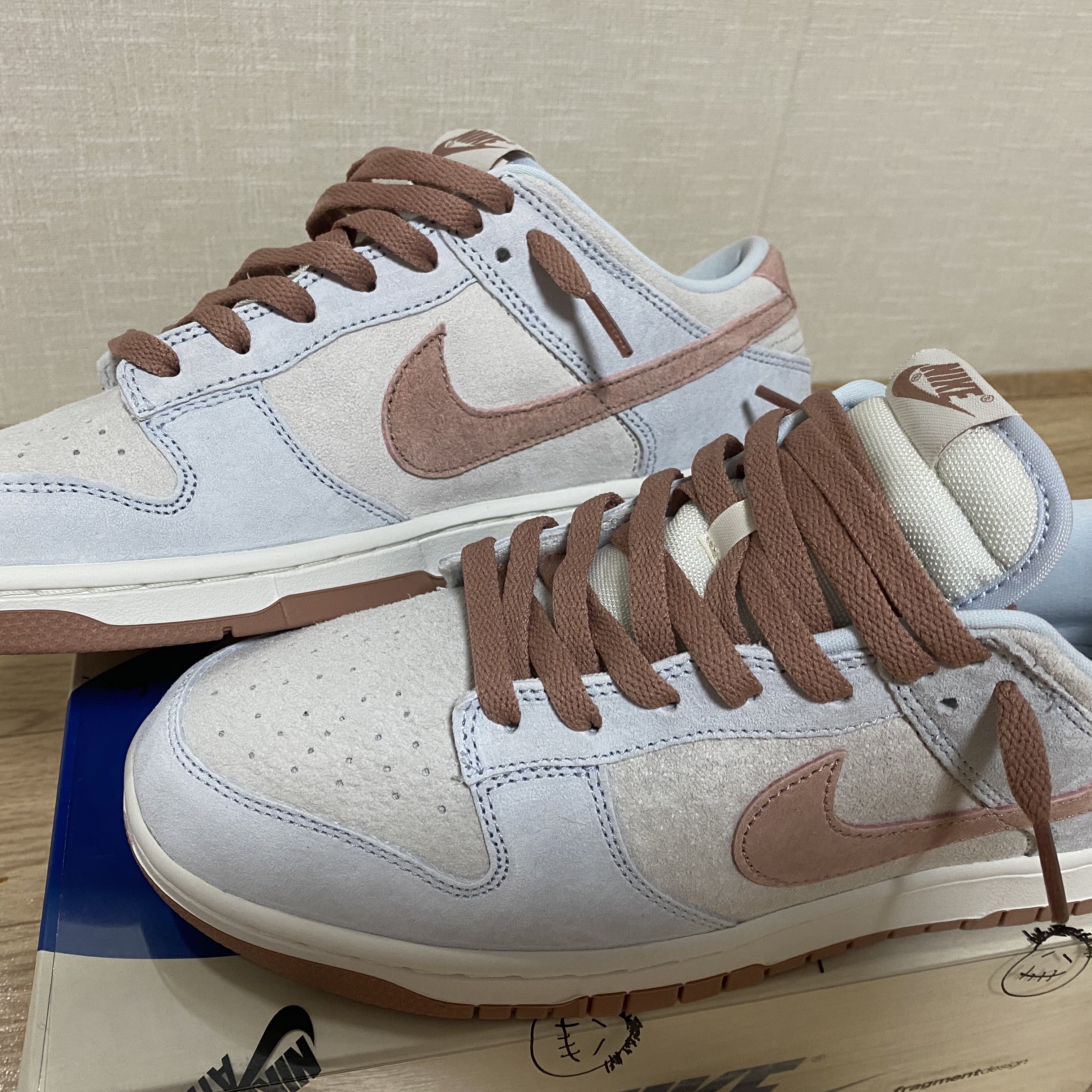 Nike Dunk Low Retro PRM Fossil Rose 착용 스타일 - 3