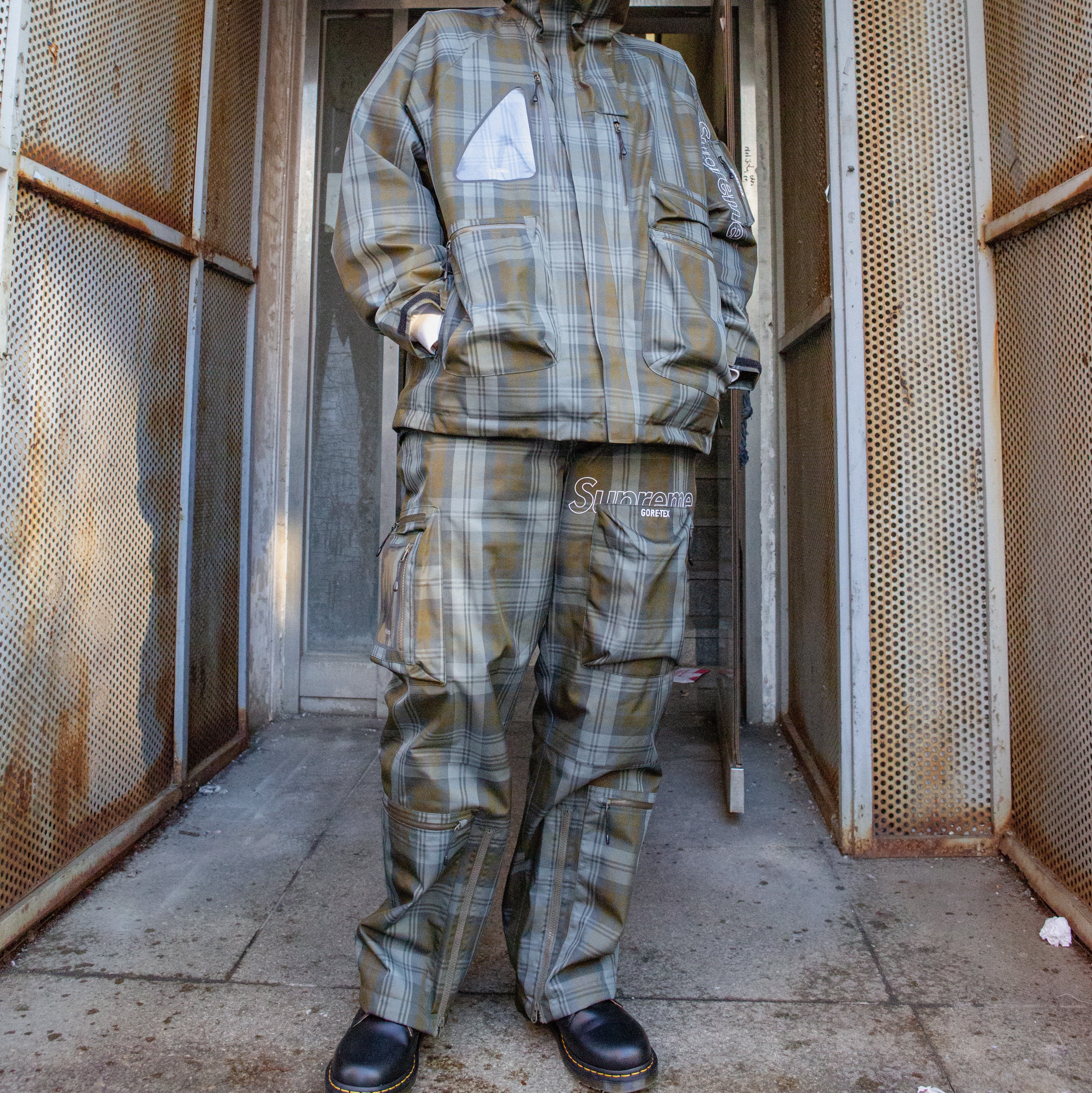 Supreme Gore-Tex Tech Shell Jacket Olive Plaid - 21FW, Supreme Gore-Tex Tech Pants Olive Plaid - 21FW 착용 스타일