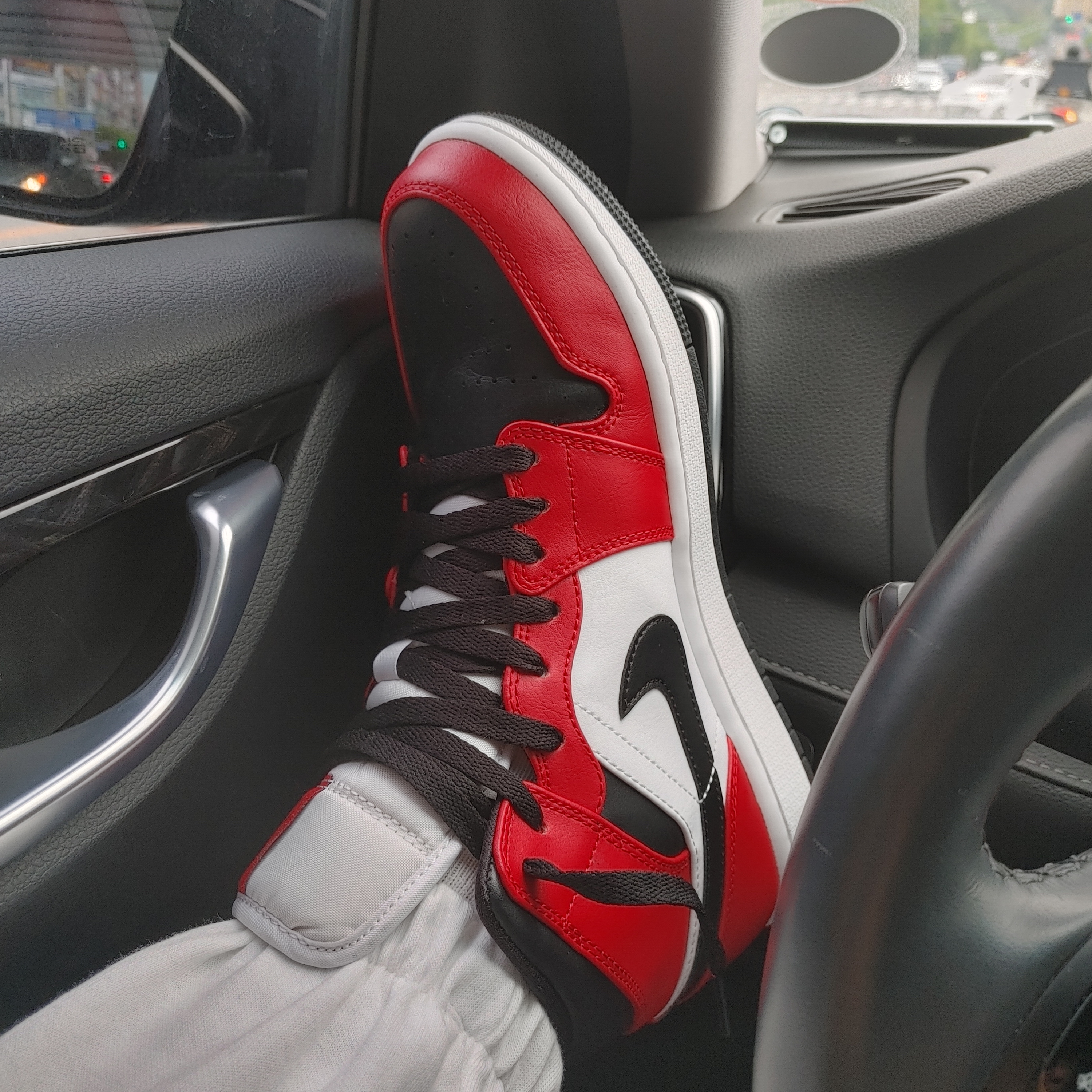 Jordan 1 Mid Chicago Black Toe 착용 스타일