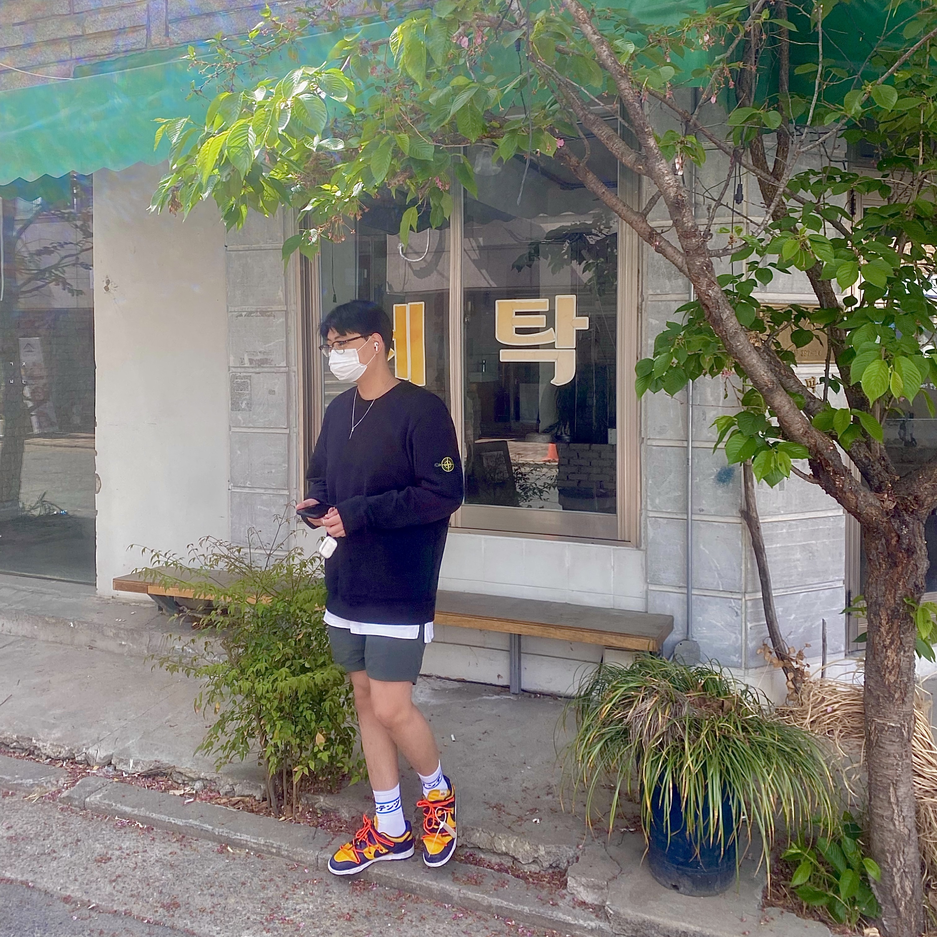 Stone Island 63051 Crewneck Sweatshirt Black - 22SS, Nike x Off-White Dunk Low University Gold Midnight Navy 착용 스타일