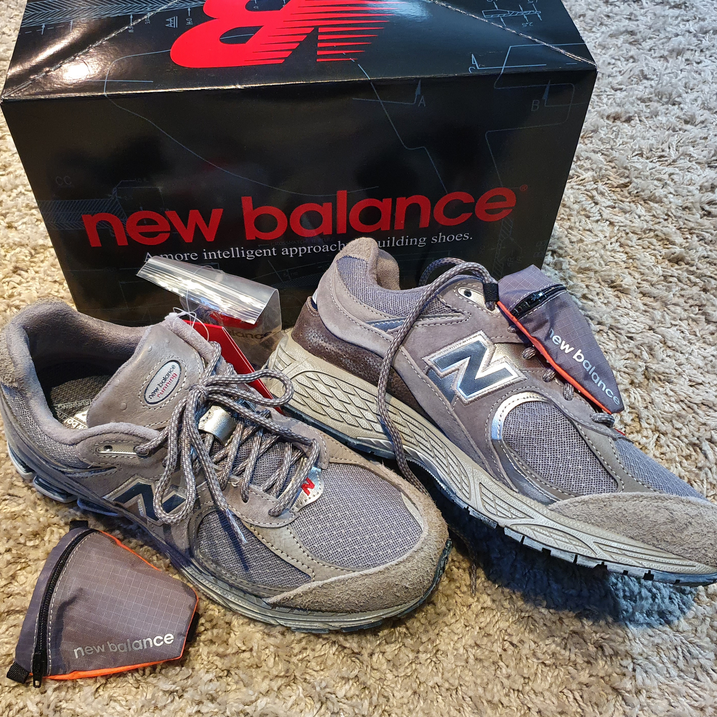 New Balance 2002R Premium Vintage Grey 착용 스타일