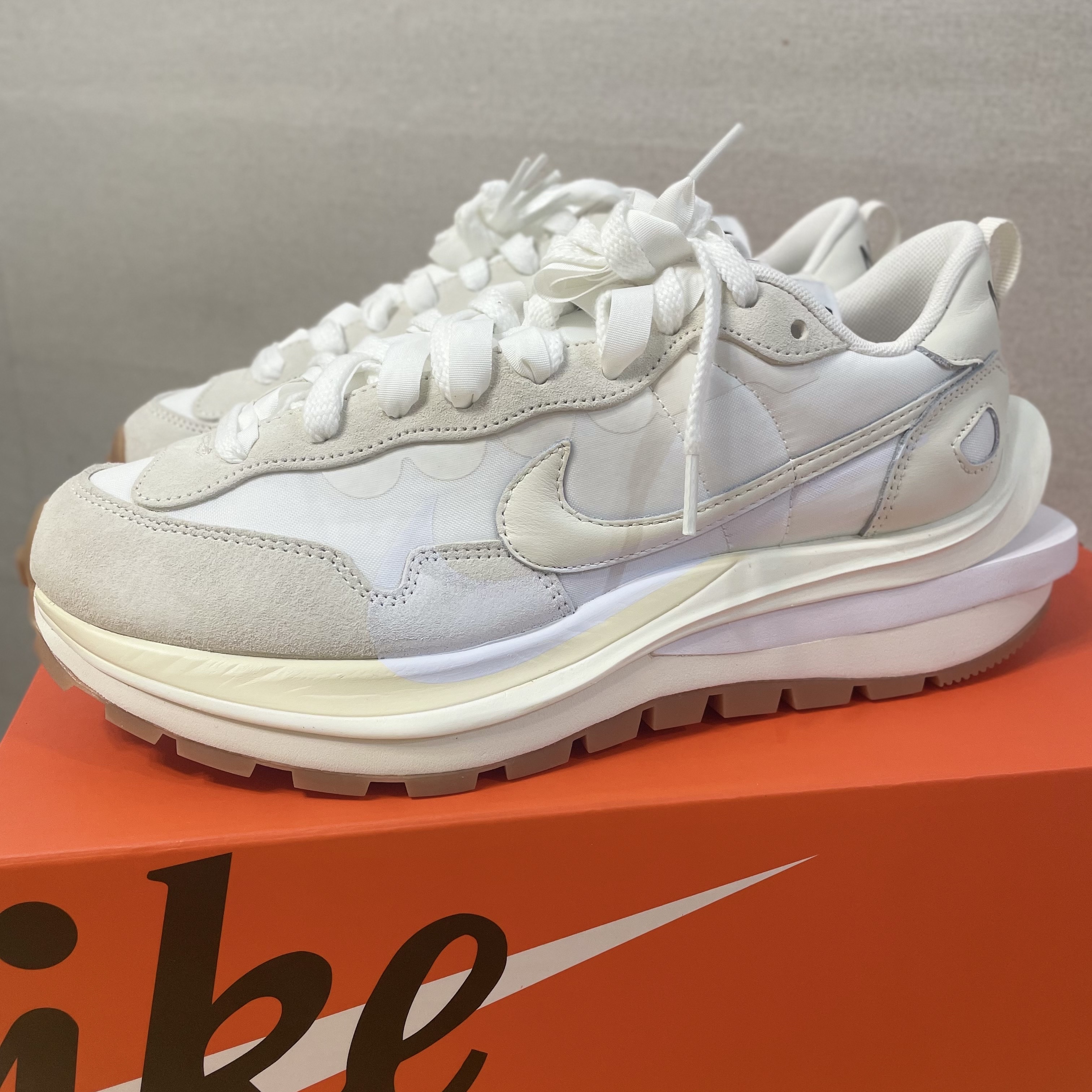 Nike x Sacai VaporWaffle White and Gum 착용 스타일 - 2