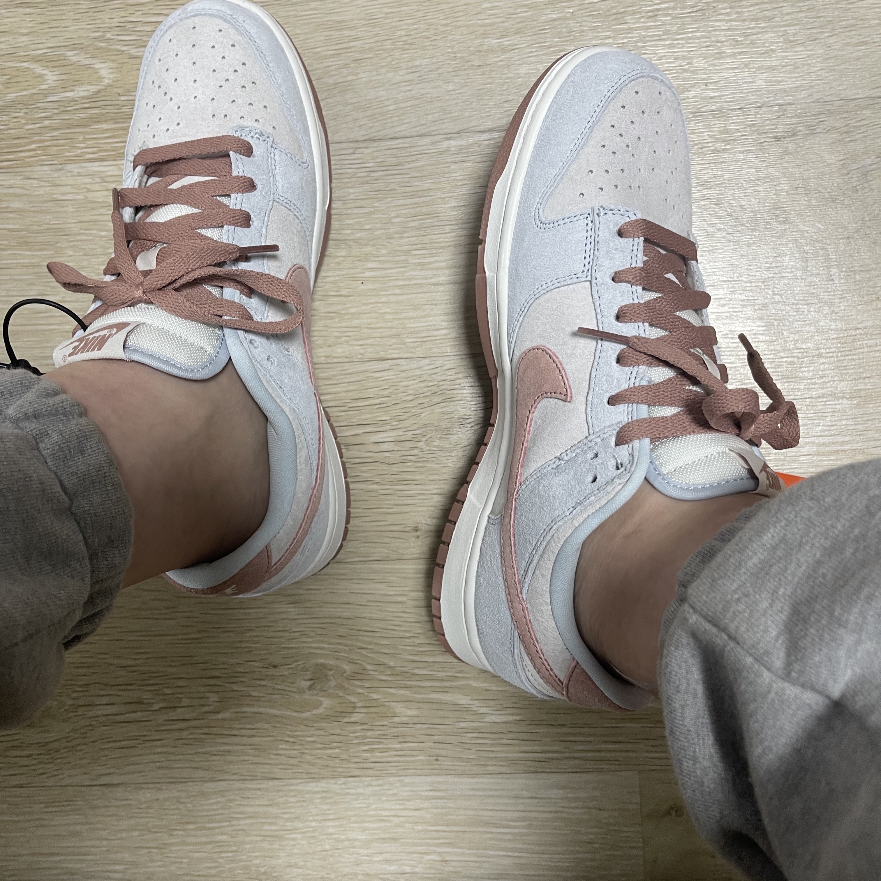 Nike Dunk Low Retro PRM Fossil Rose 착용 스타일 - 3