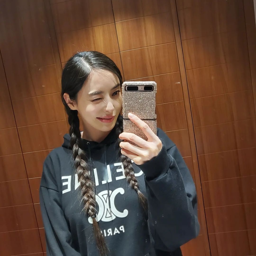 (W) Celine Loose Sweatshirt with Hood and Celine Paris Triomphe Print in Cotton Fleece Black White 착용 스타일 - 2