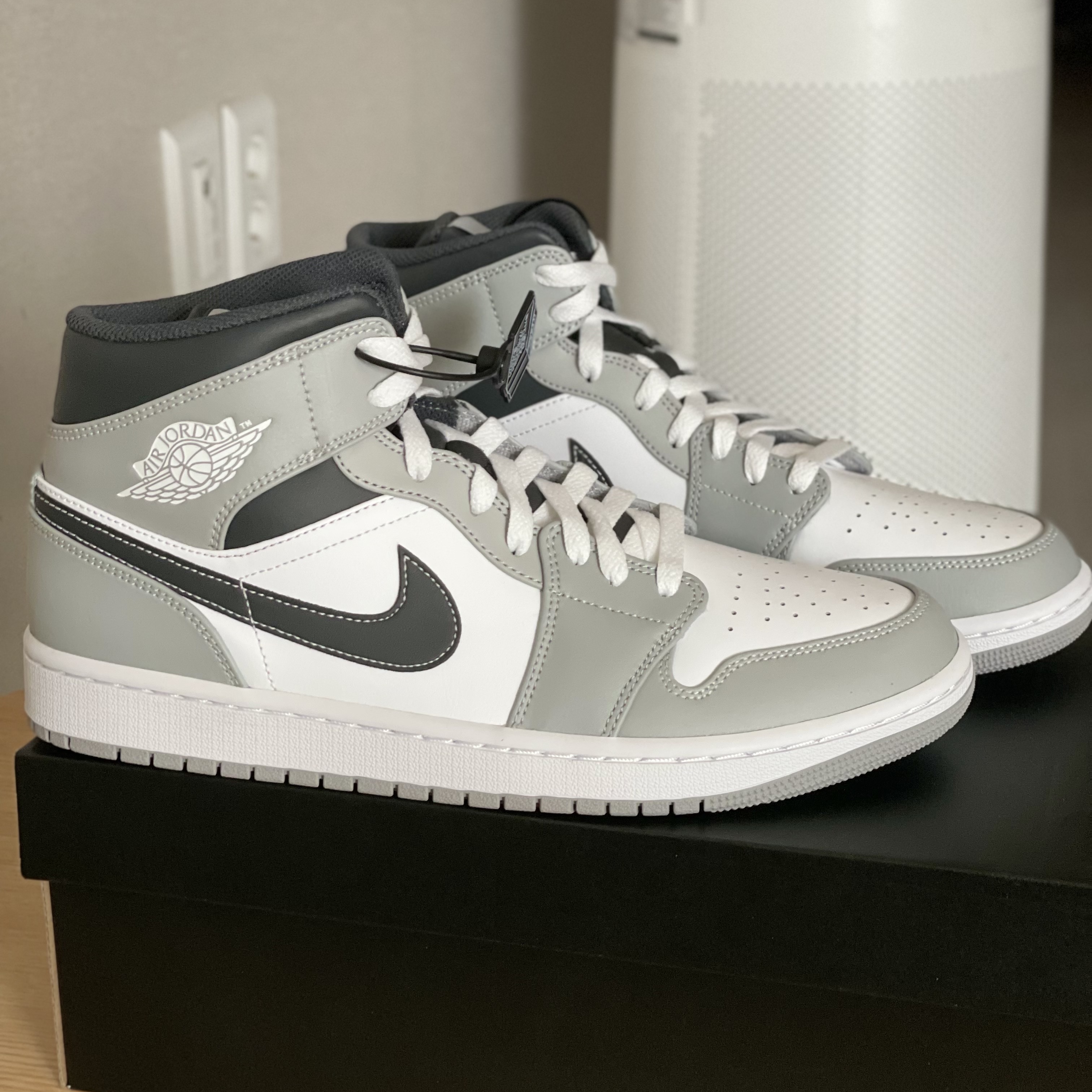 Jordan 1 Mid Light Smoke Grey Anthracite 착용 스타일 - 3