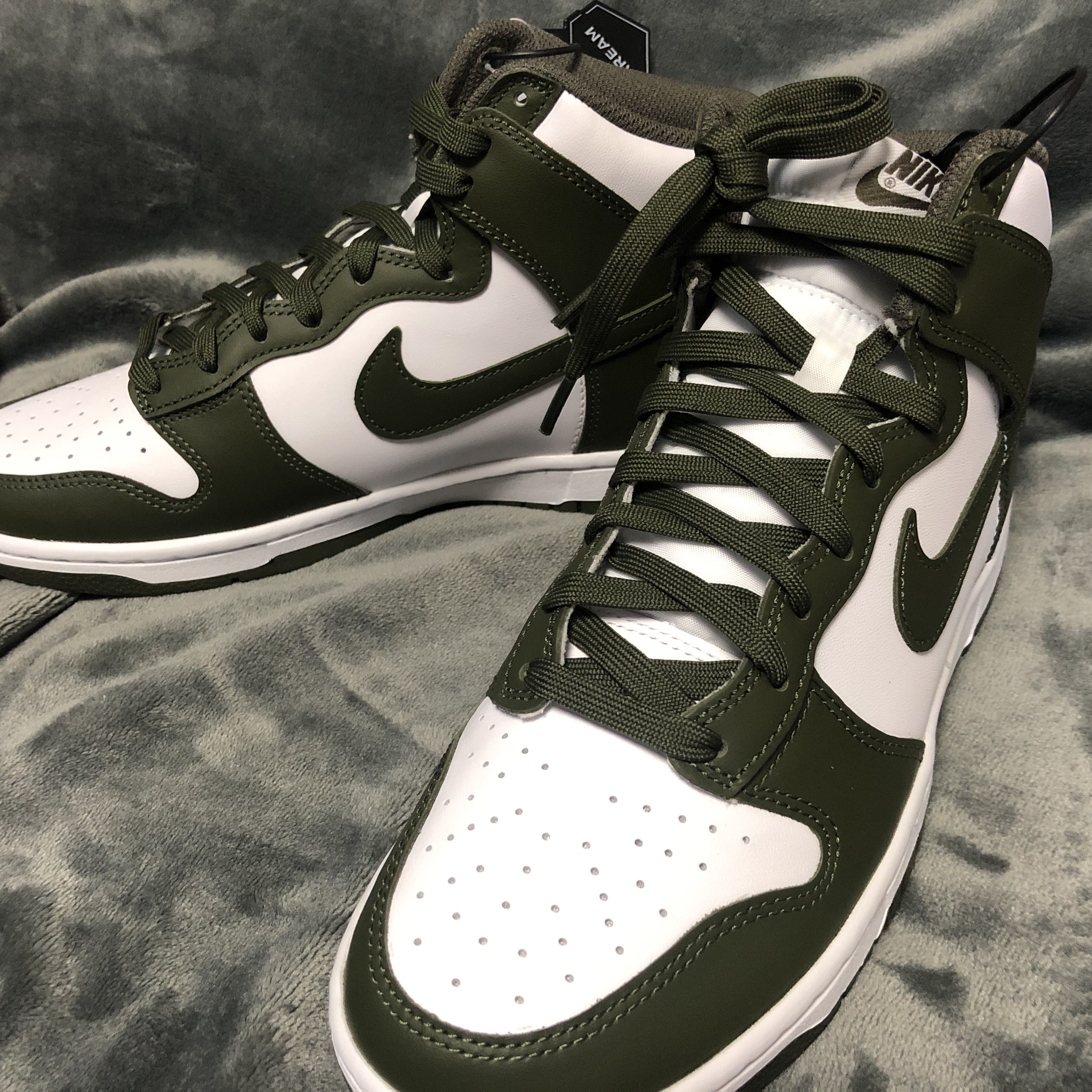 Nike Dunk High Retro Championship Khaki 착용 스타일