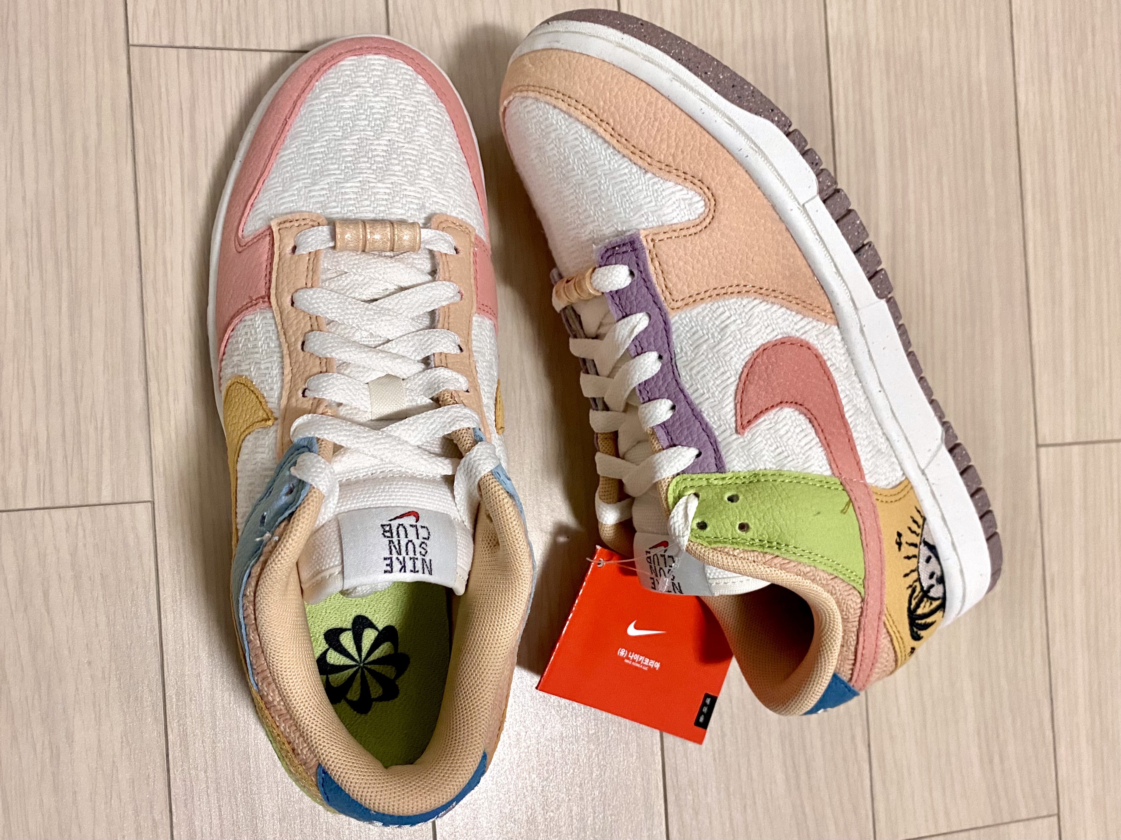 (W) Nike Dunk Low SE Sun Club Sanded Gold 착용 스타일 - 1