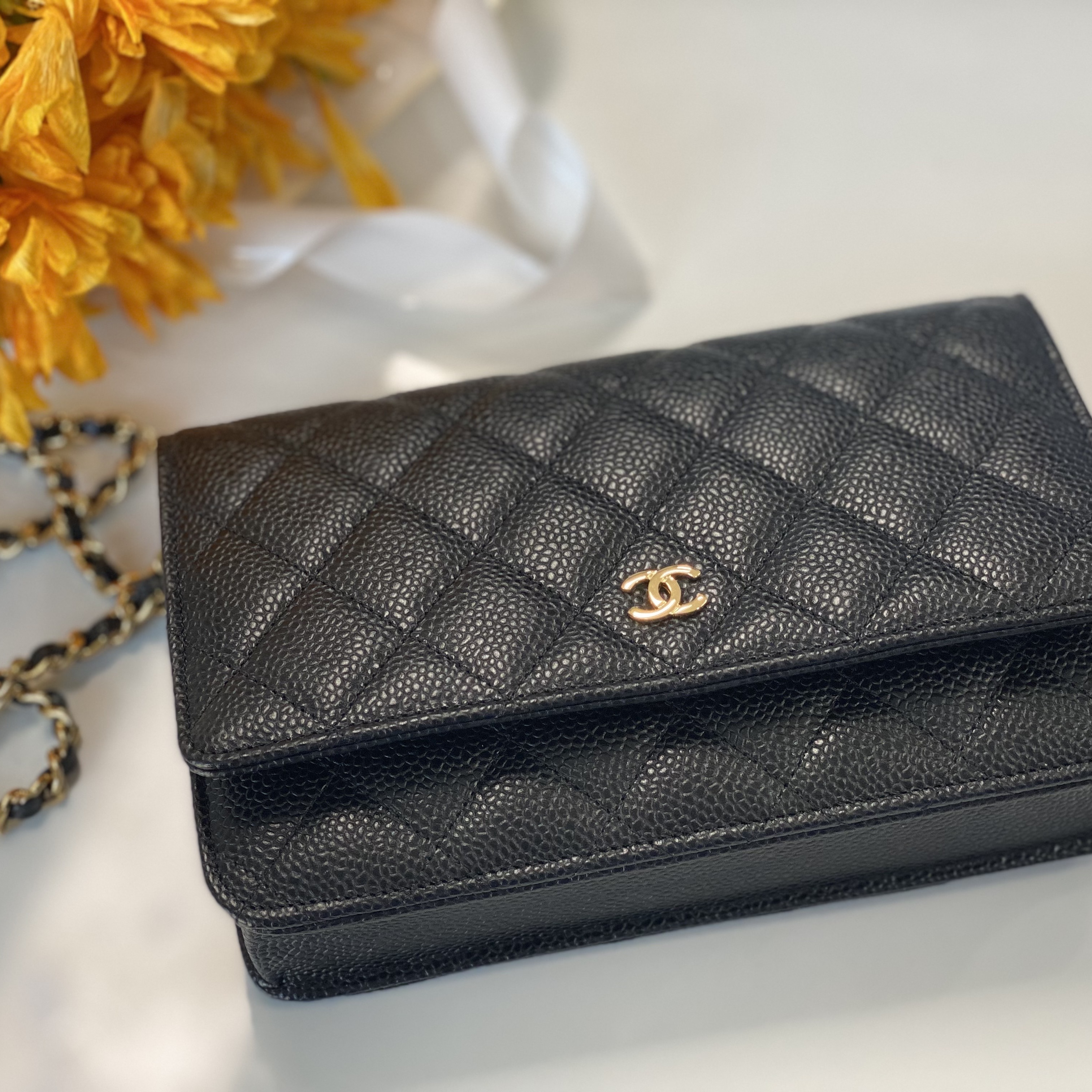 Chanel Classic Wallet On Chain Grained Calfskin & Gold Black 착용 스타일 - 3