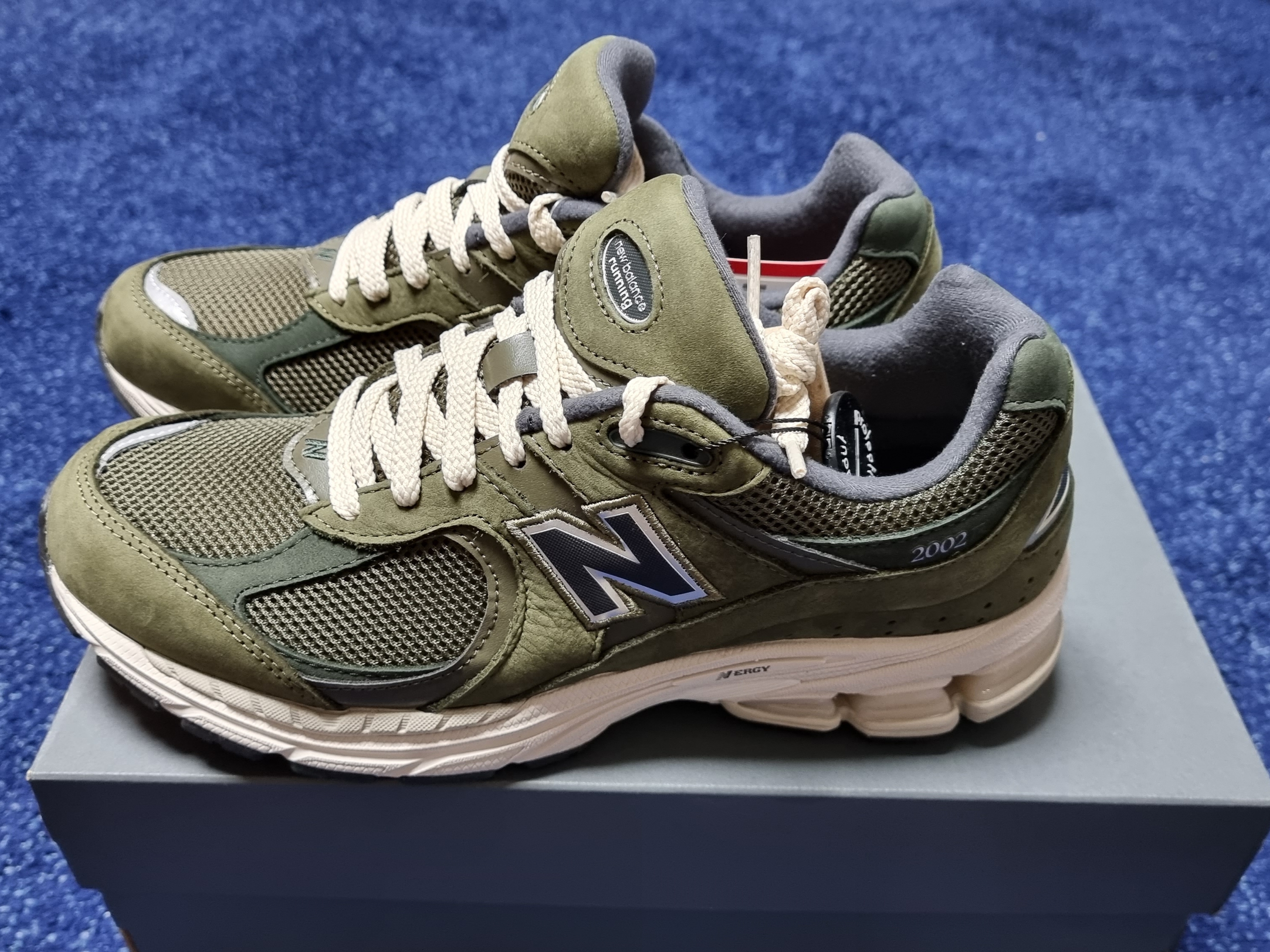 New Balance 2002R Grape Leaf 착용 스타일