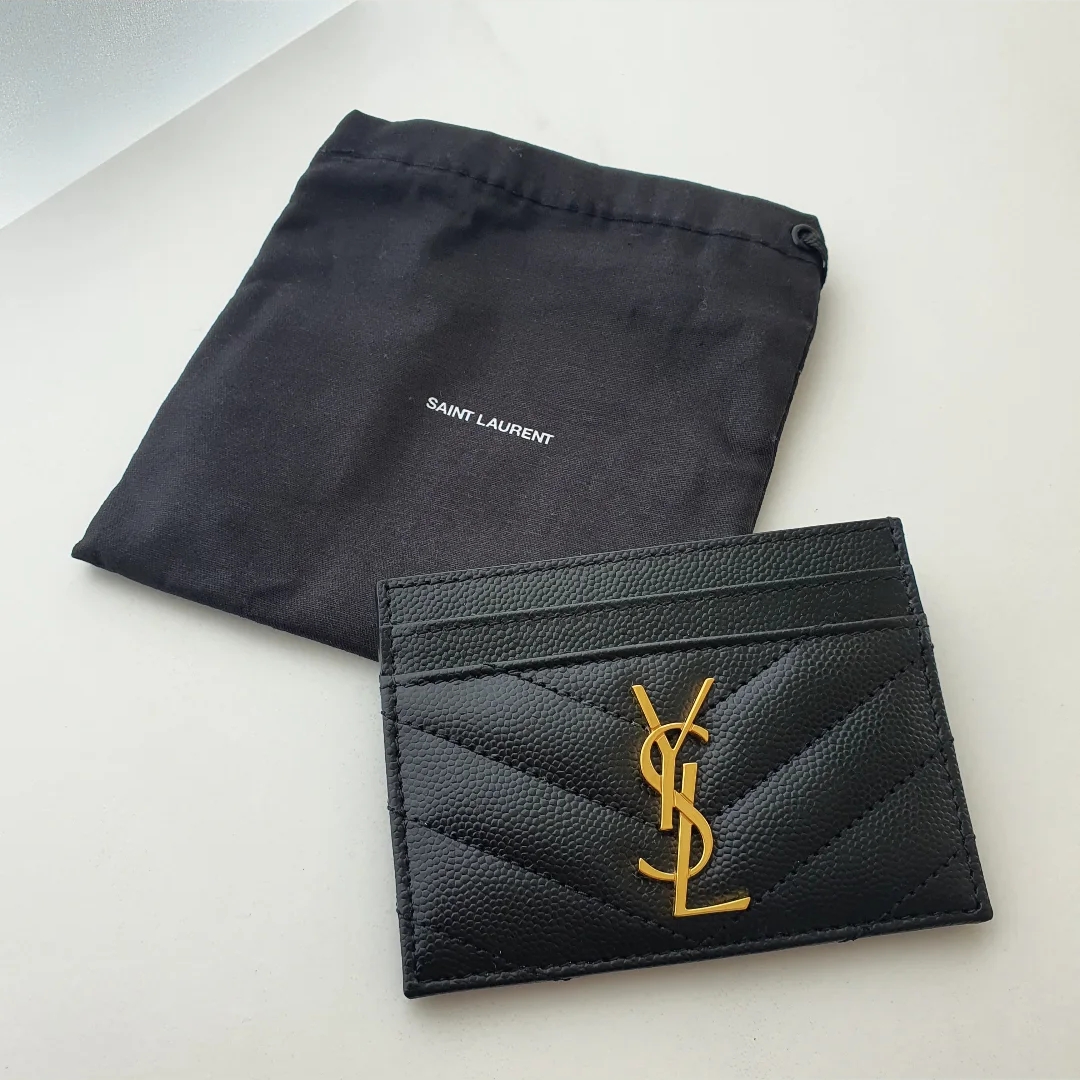 Saint Laurent Cassandre Matelasse Card Case in Grain De Poudre Embossed Leather Black 착용 스타일
