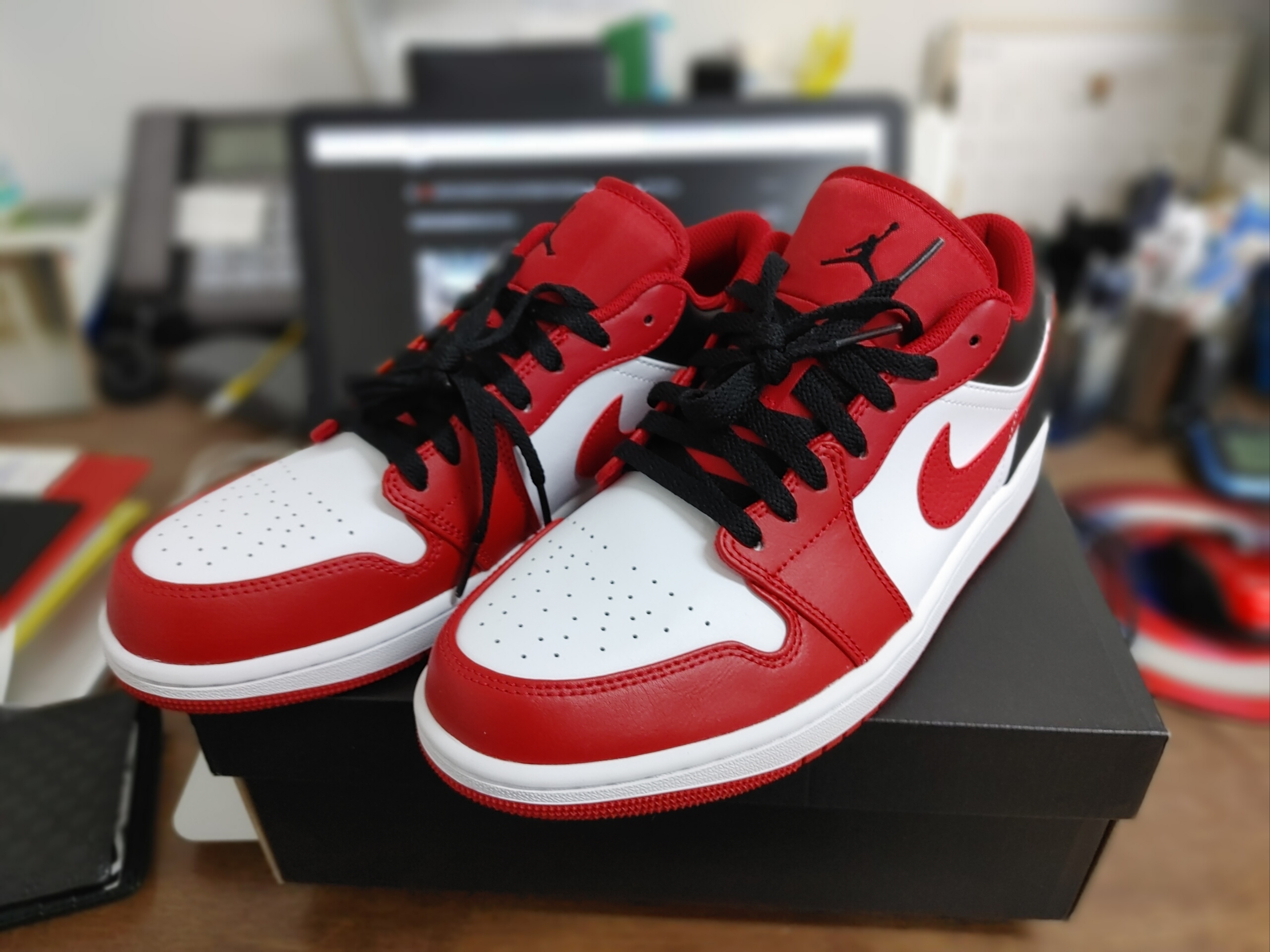 Jordan 1 Low White Gym Red Black 착용 스타일 - 1
