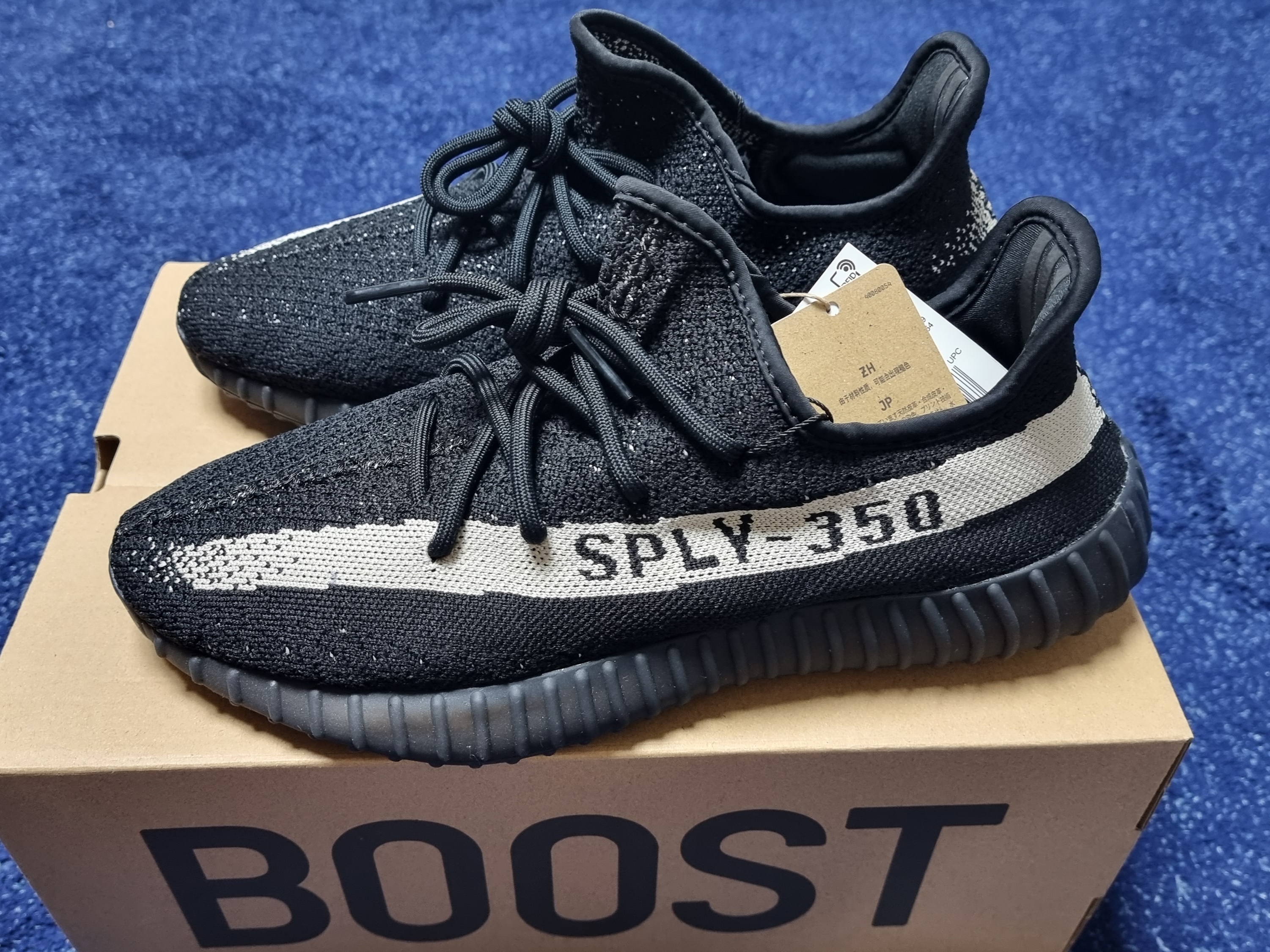 Adidas Yeezy Boost 350 V2 Core Black White 2022 착용 스타일