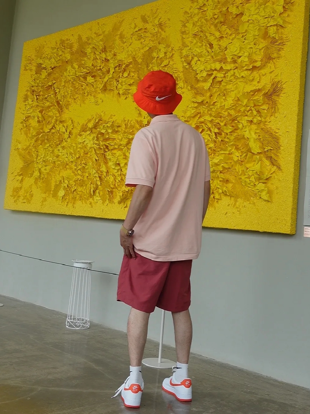 Nike x Stussy Bucket Hat Habanero Red, Nike Air Force 1 '07 Low White Team Orange 착용 스타일 - 1
