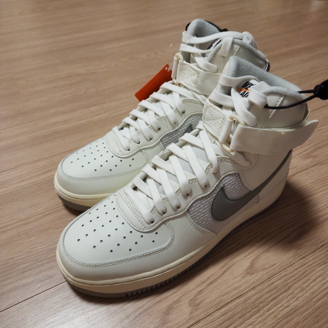 Nike Air Force 1 High '07 LV8 Sail and Medium Grey 착용 스타일