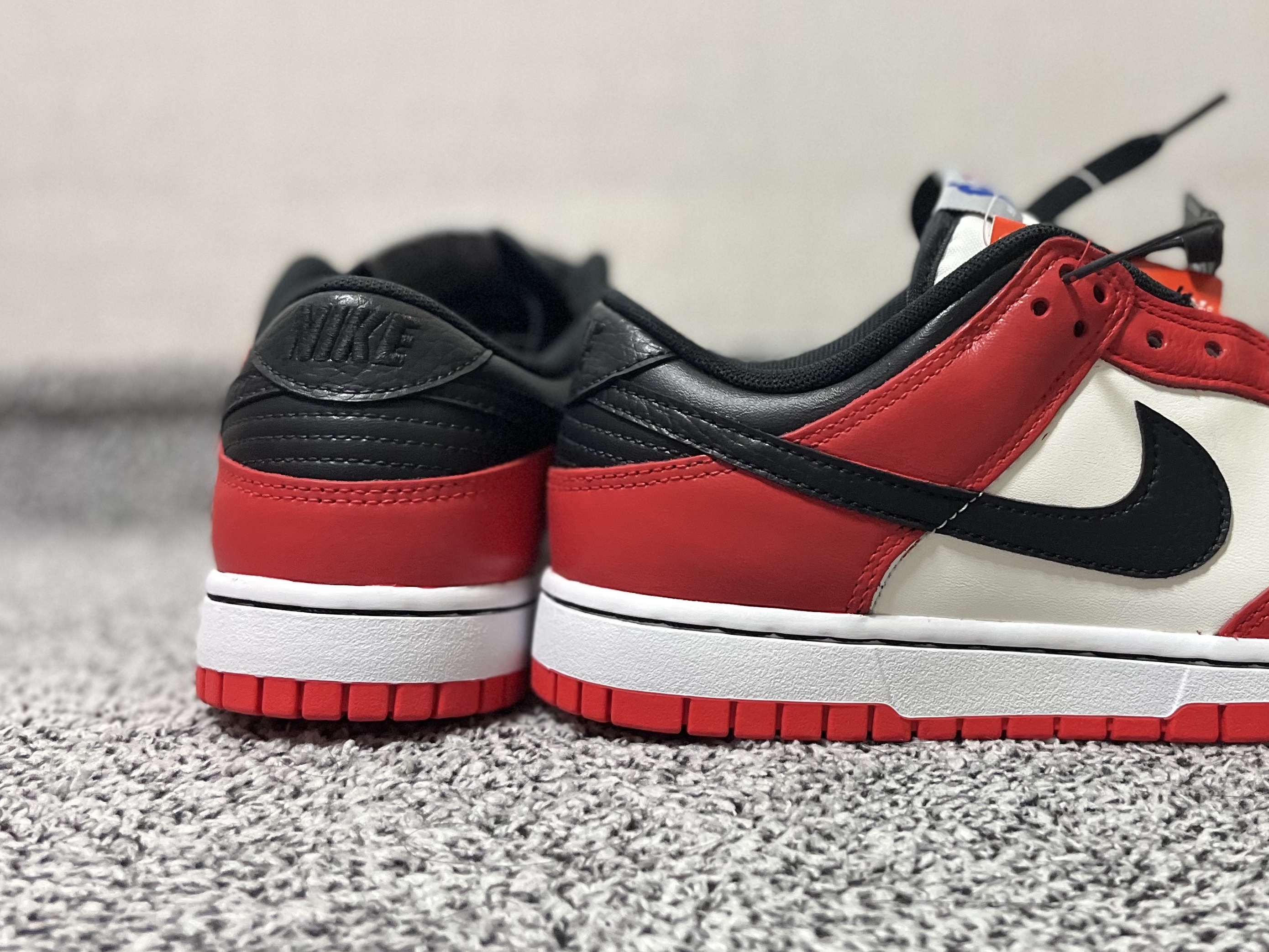 Nike x NBA Dunk Low Retro EMB Black and Chile Red, (GS) Nike x NBA Dunk Low Black and Chile Red 착용 스타일 - 3